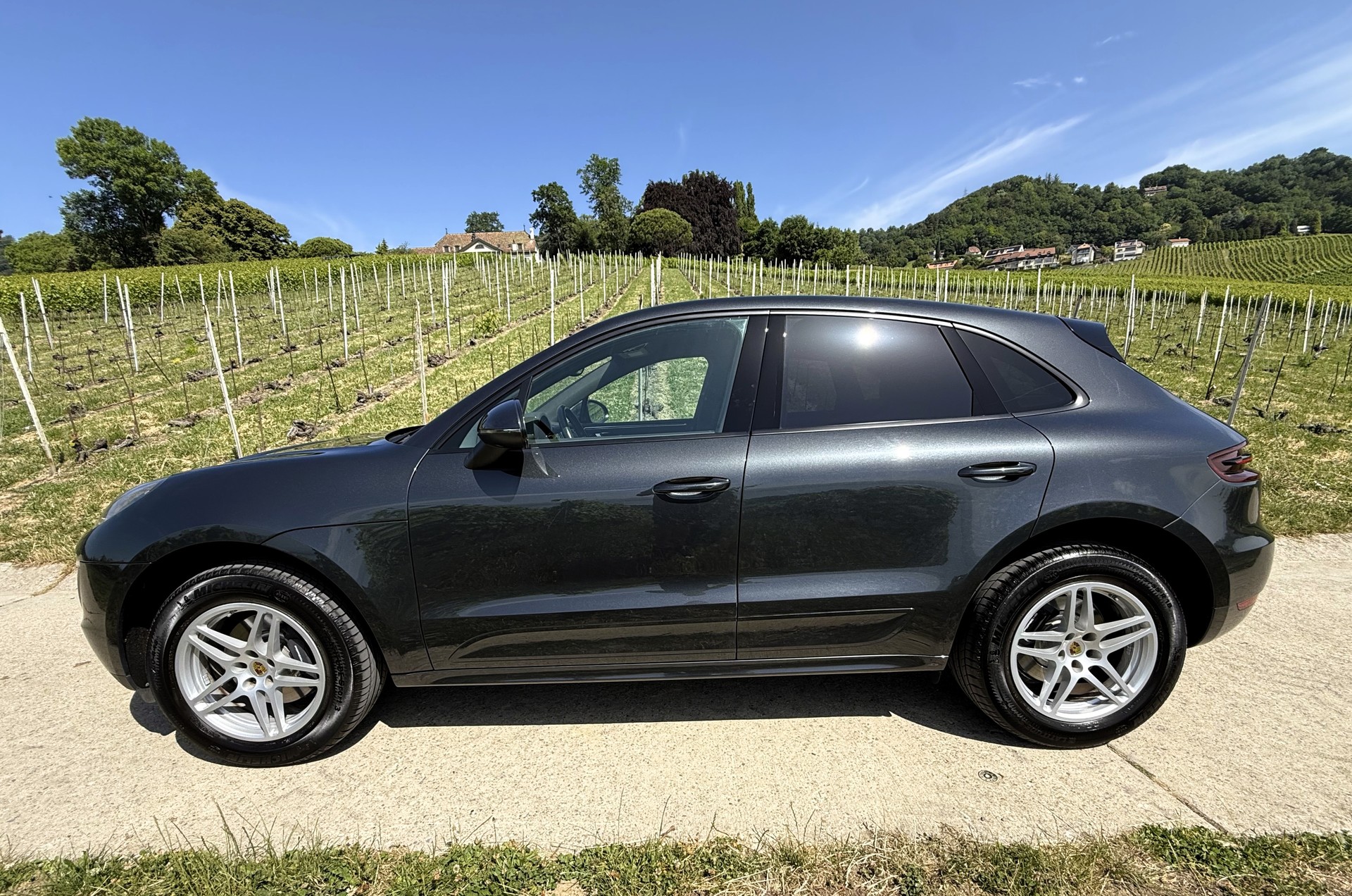 PORSCHE Macan PDK-showroom-element-1