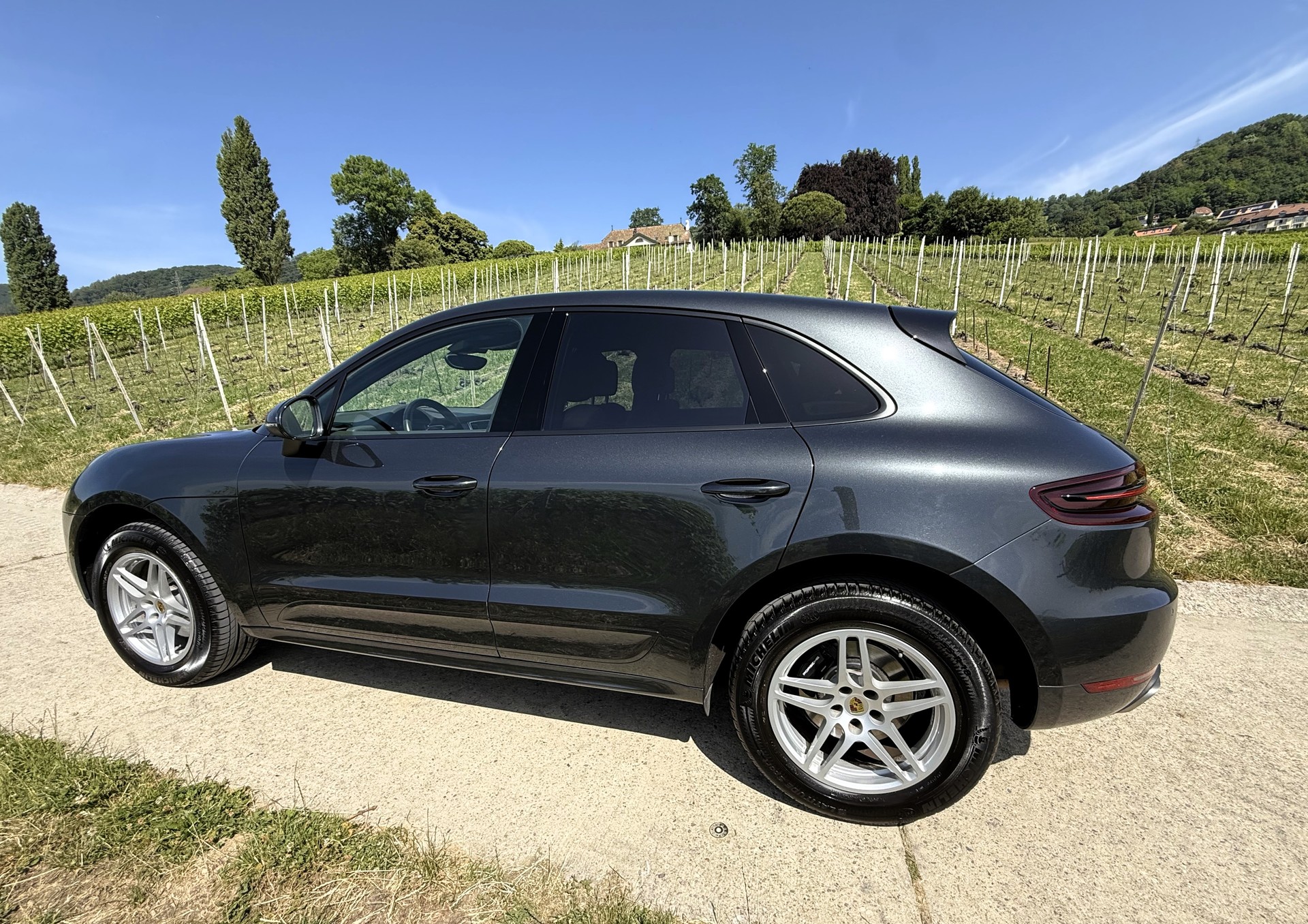 PORSCHE Macan PDK-showroom-element-2