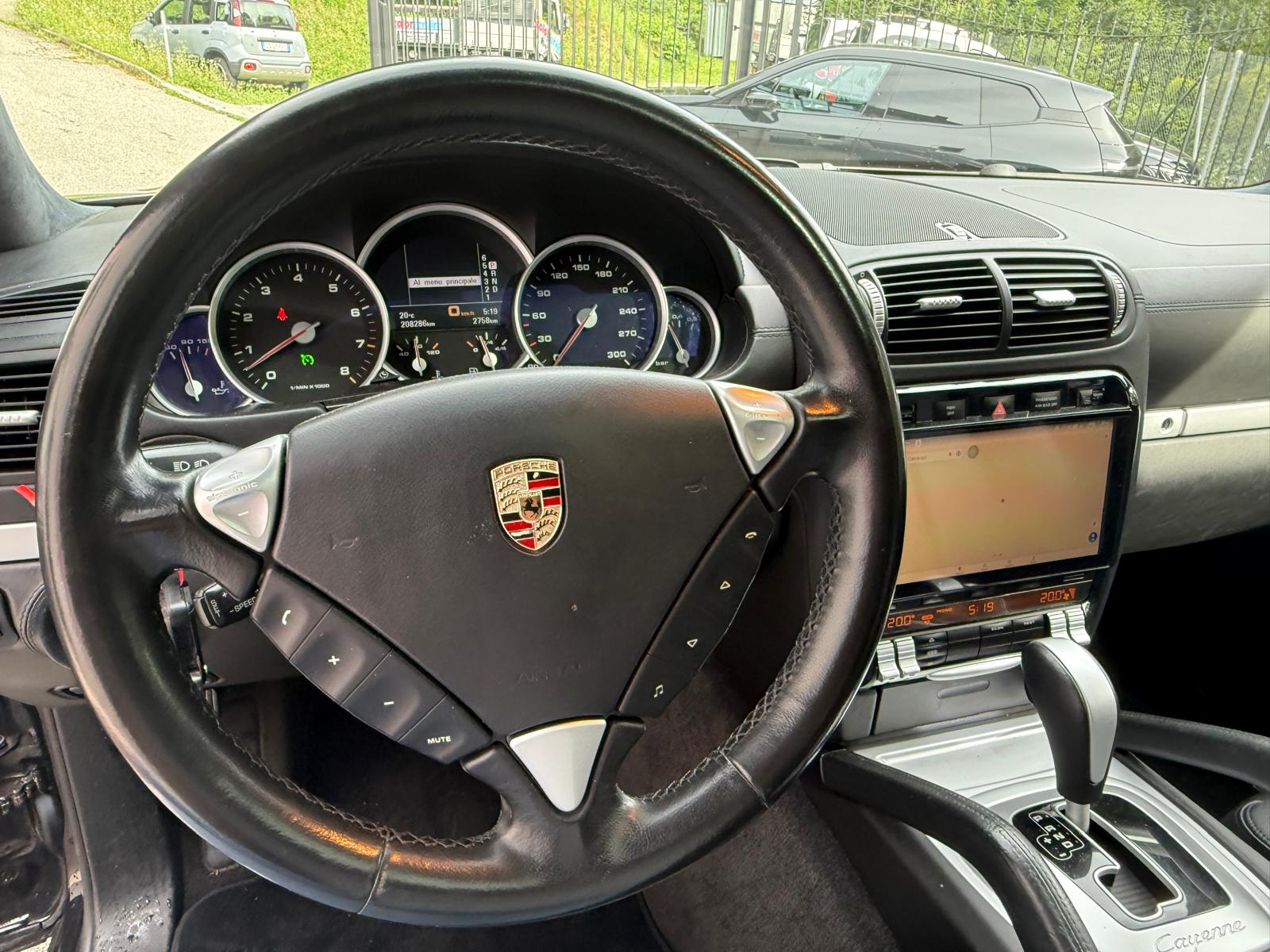 PORSCHE Cayenne Turbo-image-12