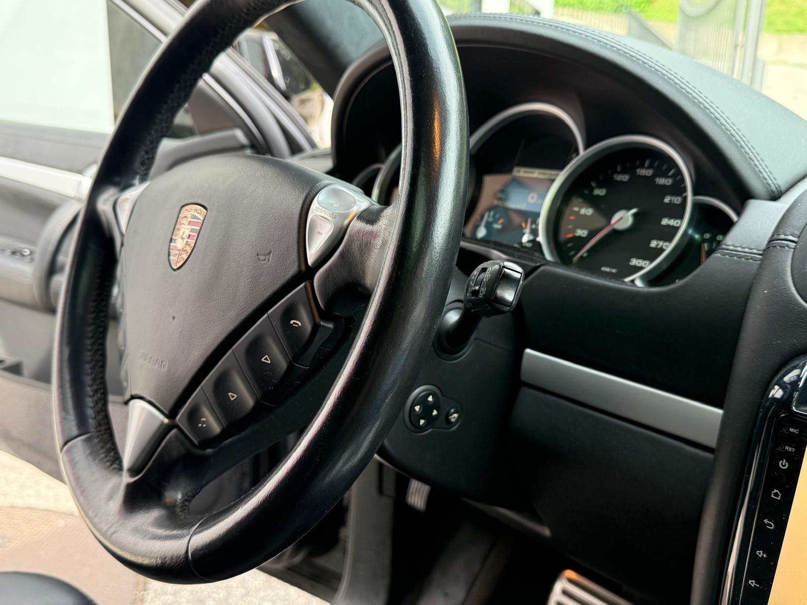 PORSCHE Cayenne Turbo-image-13