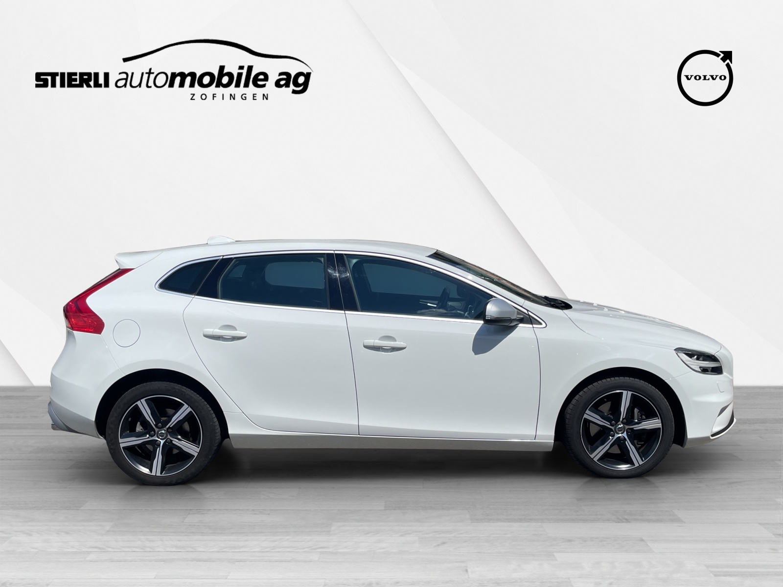 VOLVO V40 2.0 D4 Momentum R-Design S/S-image-3