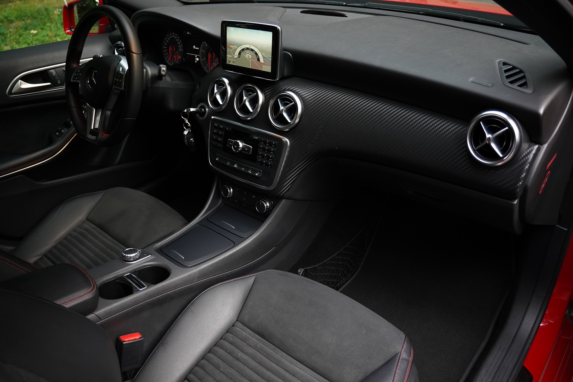 MERCEDES-BENZ A 250 AMG Line 7G-DCT-image-29