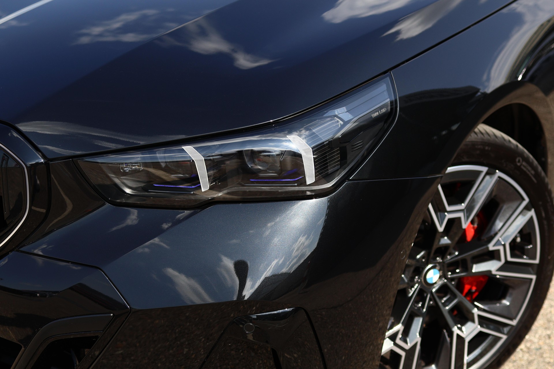 BMW 540d xDrive Touring M Sport Pro * ICONIC GLOW * BELÜFTETE SITZE * AHK *-showroom-element-1