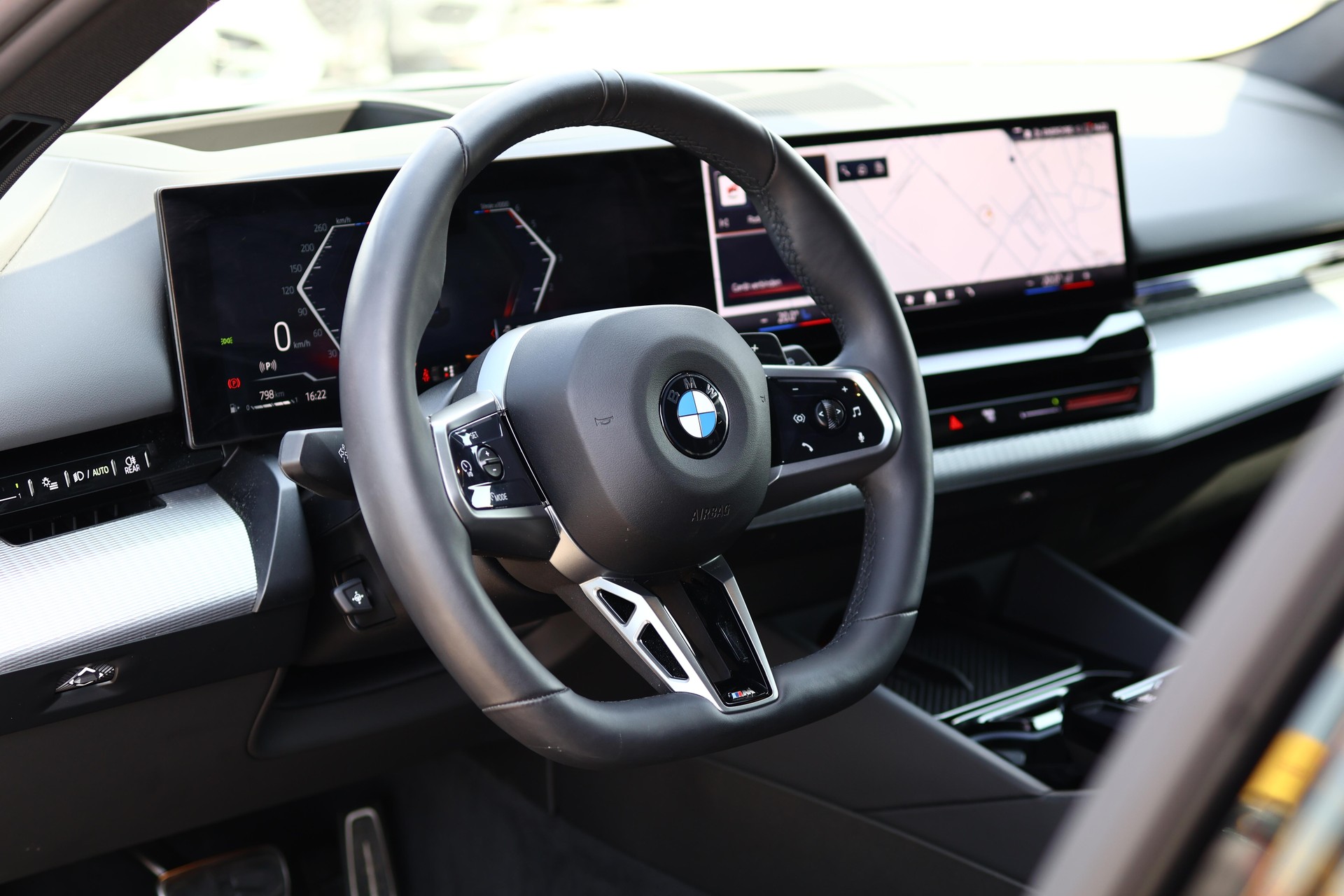 BMW 540d xDrive Touring M Sport Pro * ICONIC GLOW * BELÜFTETE SITZE * AHK *-image-14