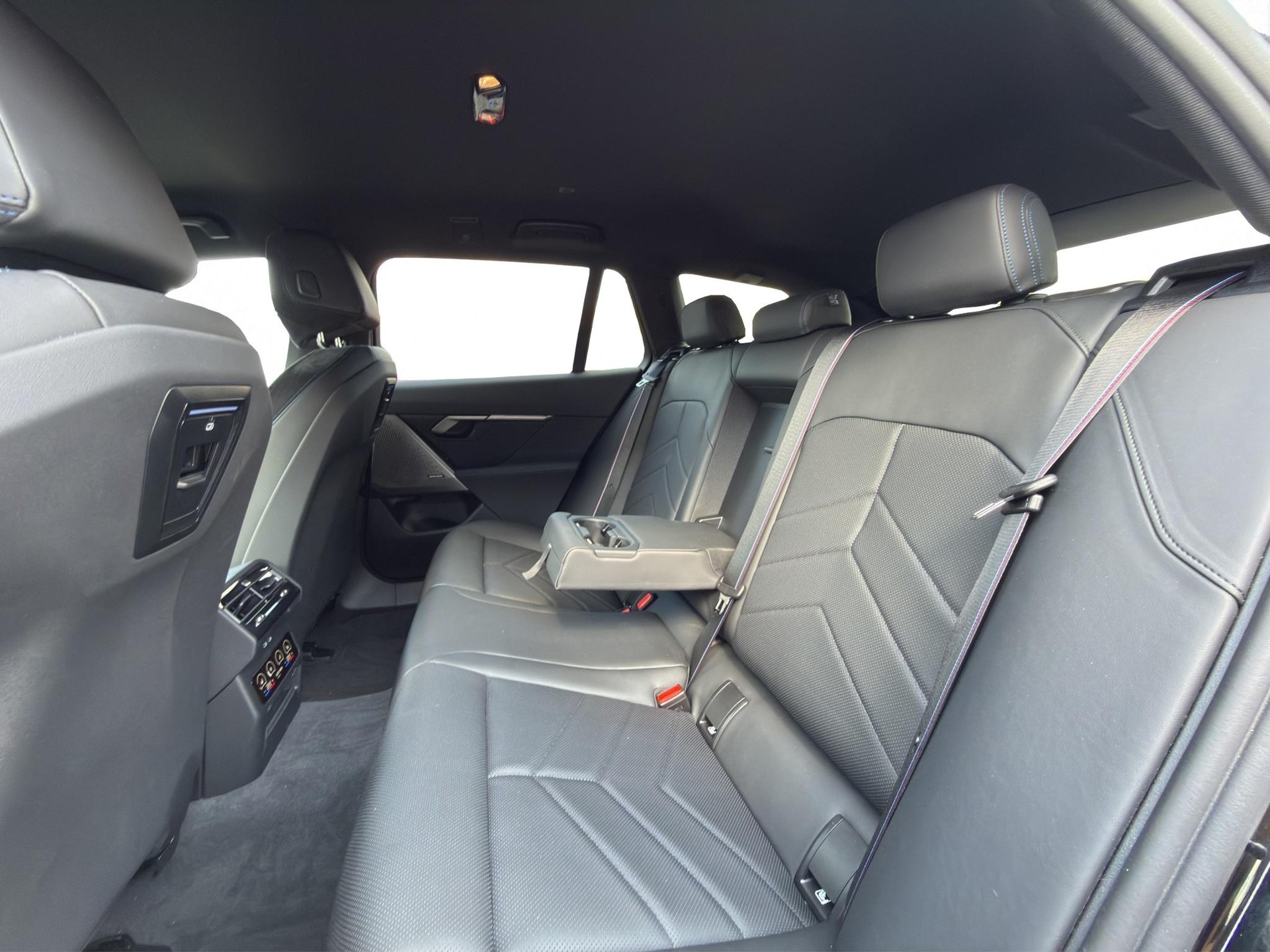 BMW 540d xDrive Touring M Sport Pro * ICONIC GLOW * BELÜFTETE SITZE * AHK *-image-28