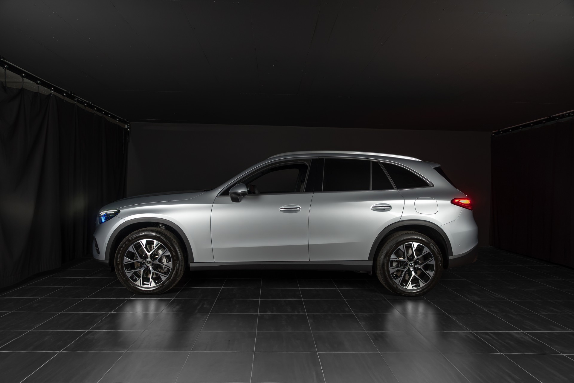 MERCEDES-BENZ GLC 400 e 4Matic 9G-Tronic-showroom-element-3