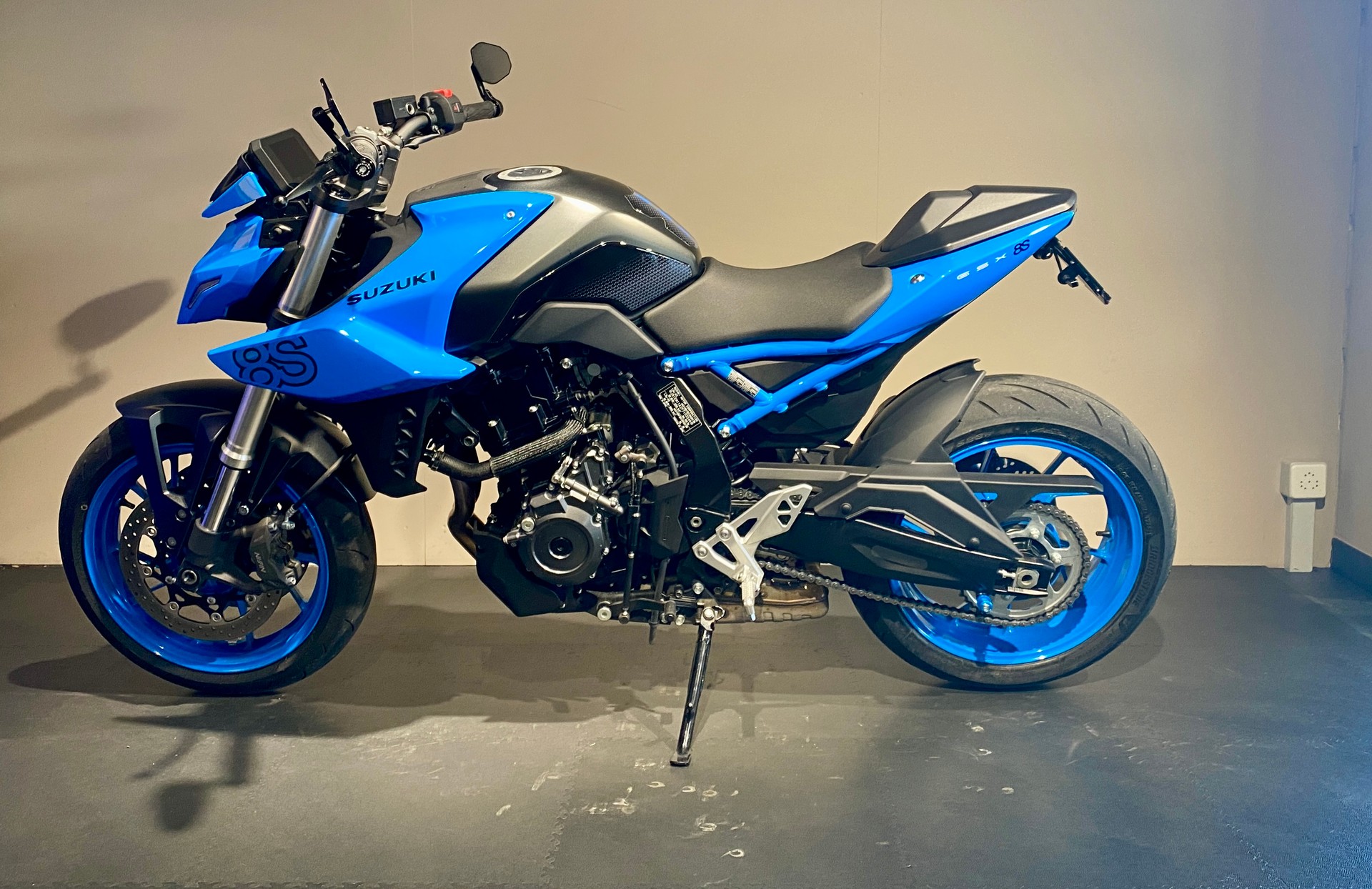 SUZUKI GSX 8 S-image-2
