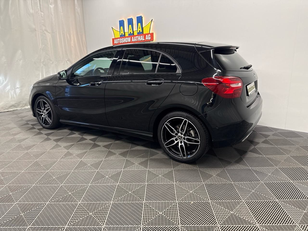 MERCEDES-BENZ A 200 7G-DCT-showroom-element-1