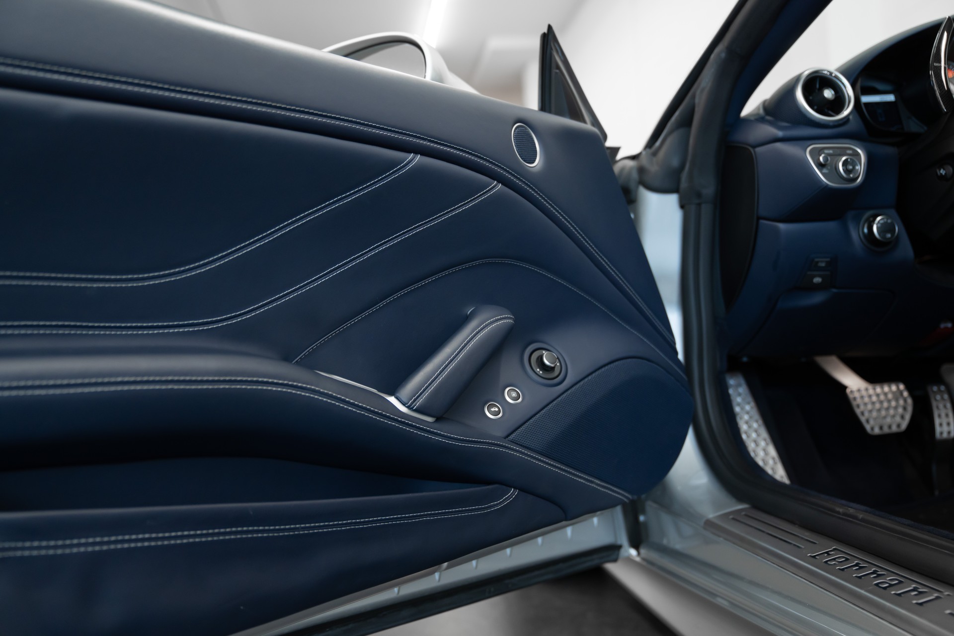 FERRARI California 3.9 V8 T-image-16