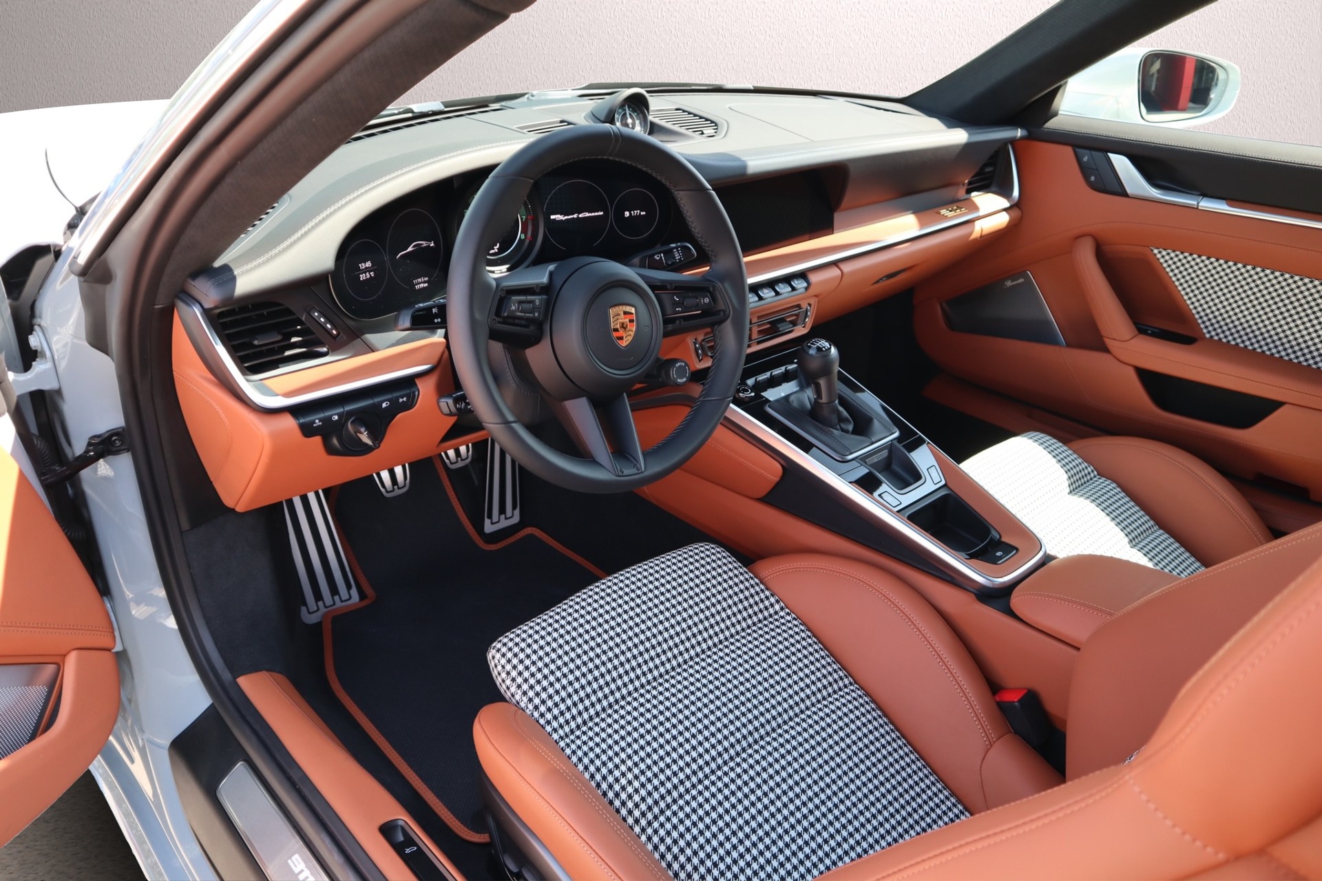 PORSCHE 911 Sport Classic-showroom-element-2
