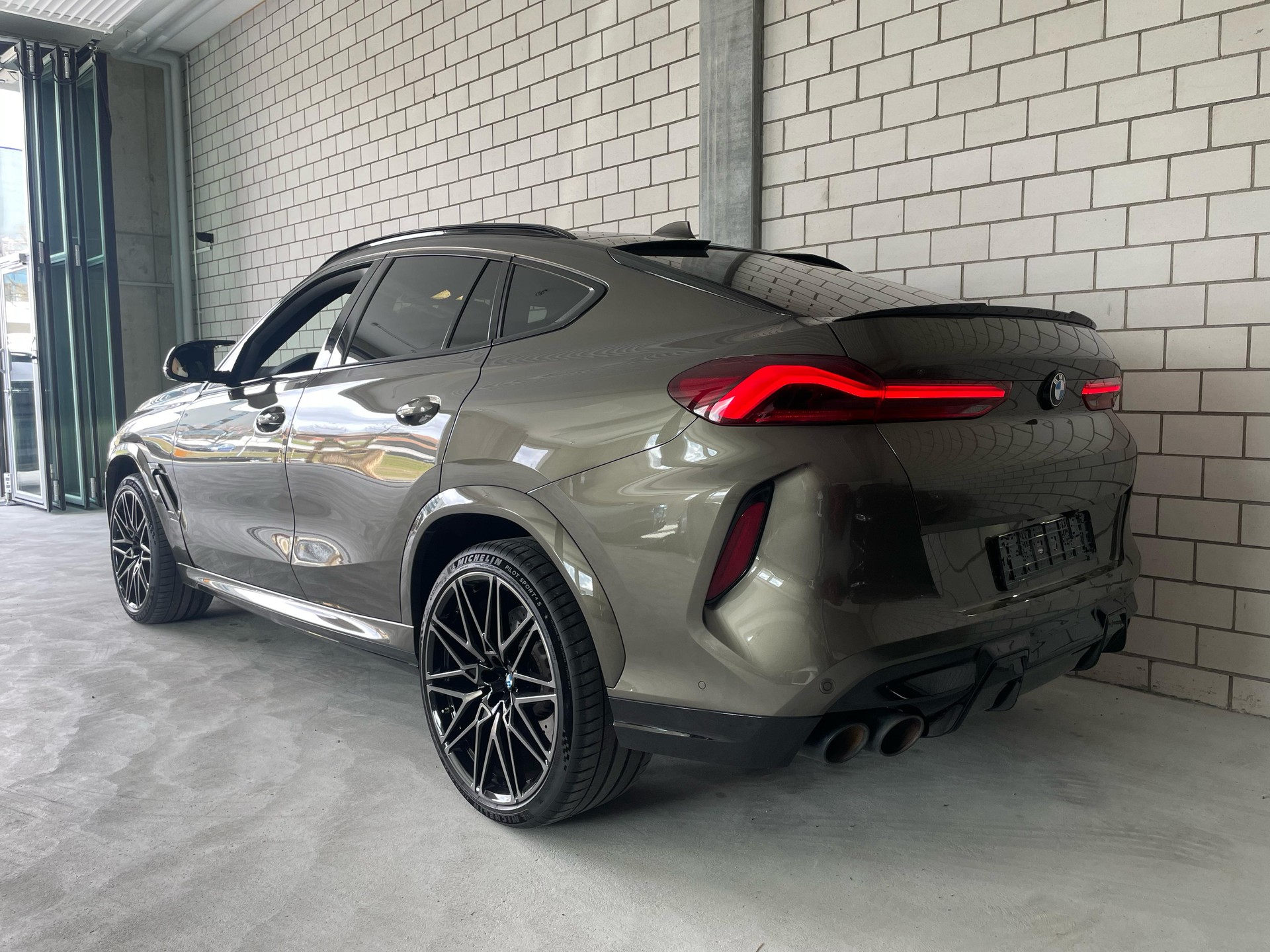 BMW X6M Steptronic M Competition MANHART 725 PS / 890 NM-showroom-element-2