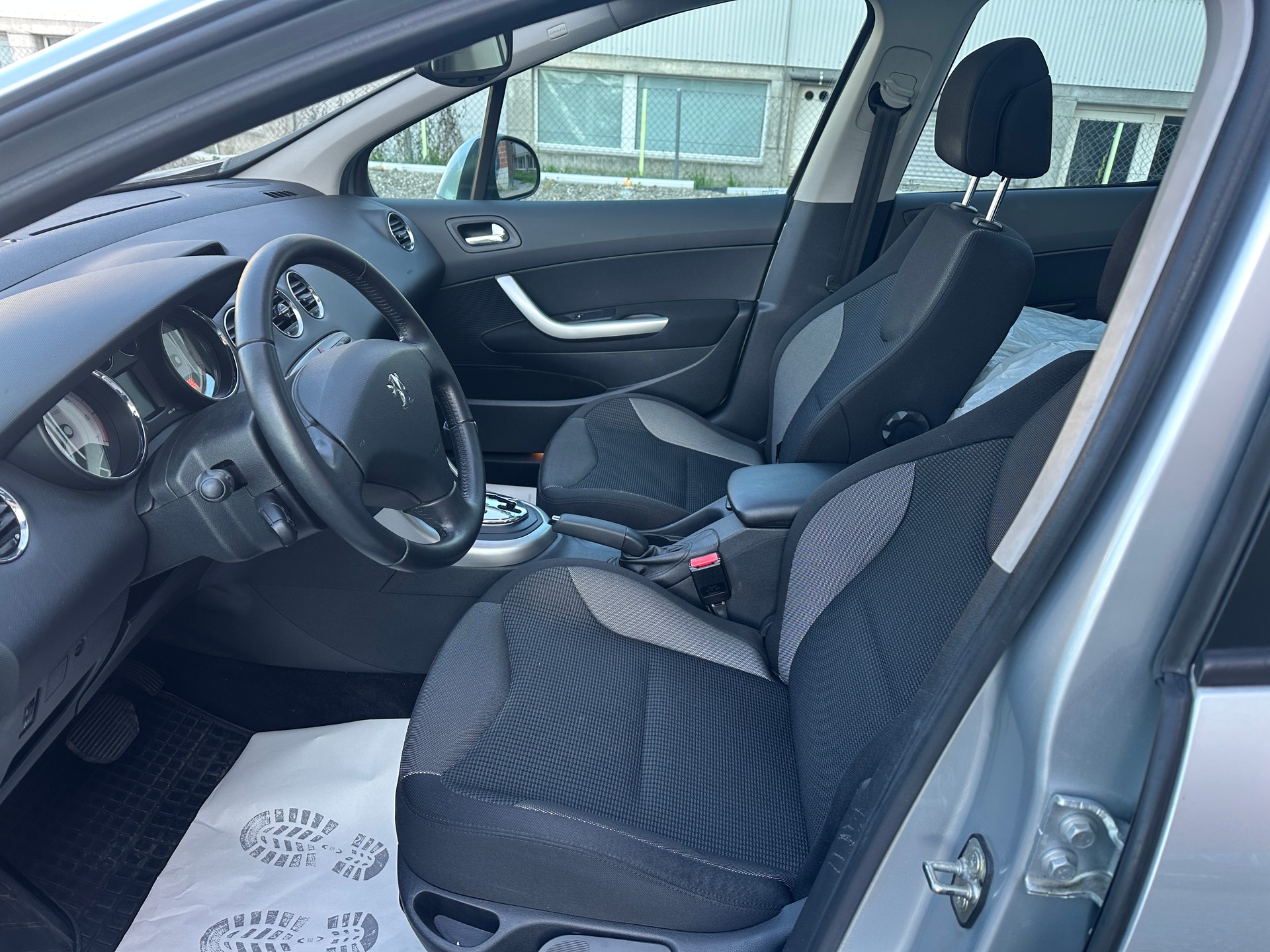 PEUGEOT 308 1.6 16V T Sport Pack Automatic-image-12