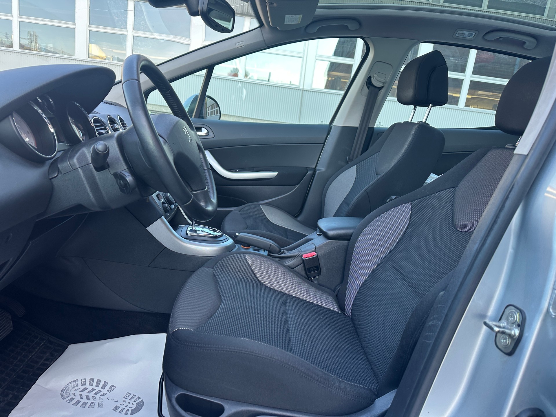 PEUGEOT 308 1.6 16V T Sport Pack Automatic-image-13