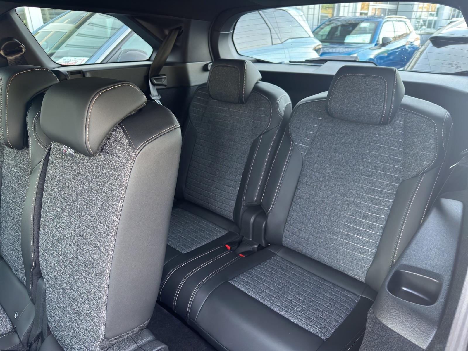 PEUGEOT 5008 1.2 Hybrid 145 Allure Premium-image-14