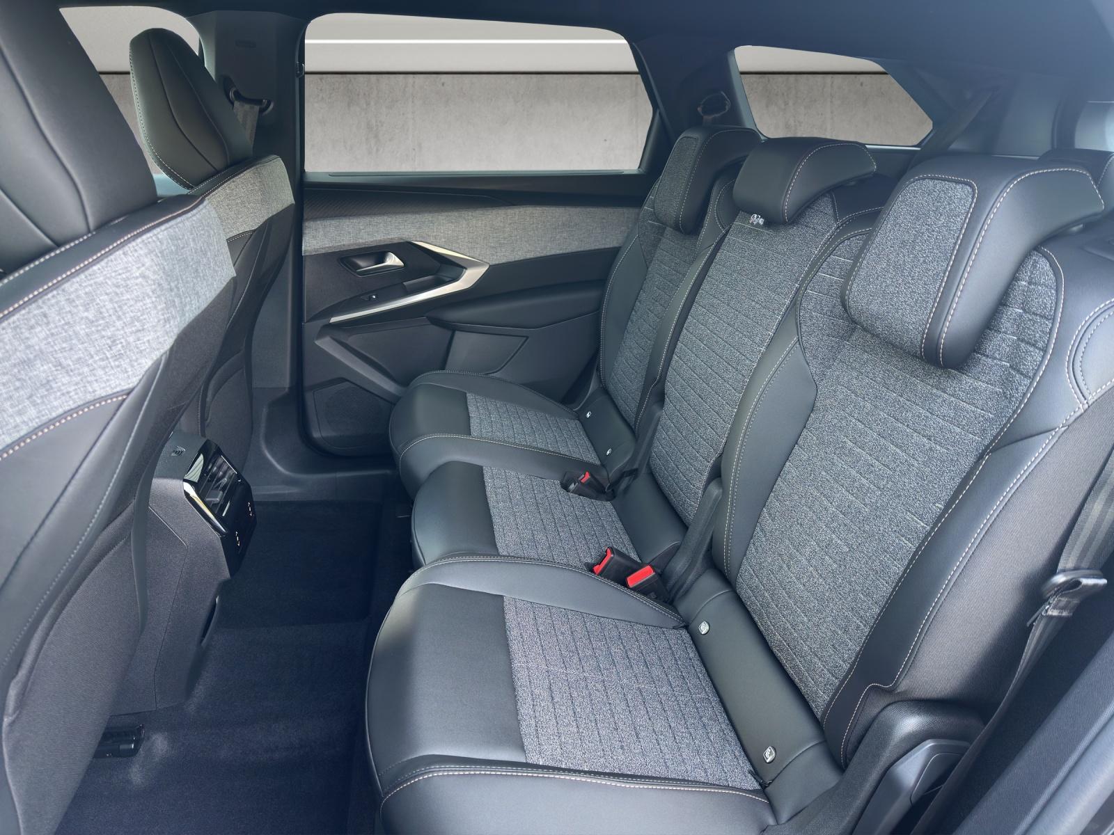 PEUGEOT 5008 1.2 Hybrid 145 Allure Premium-image-13