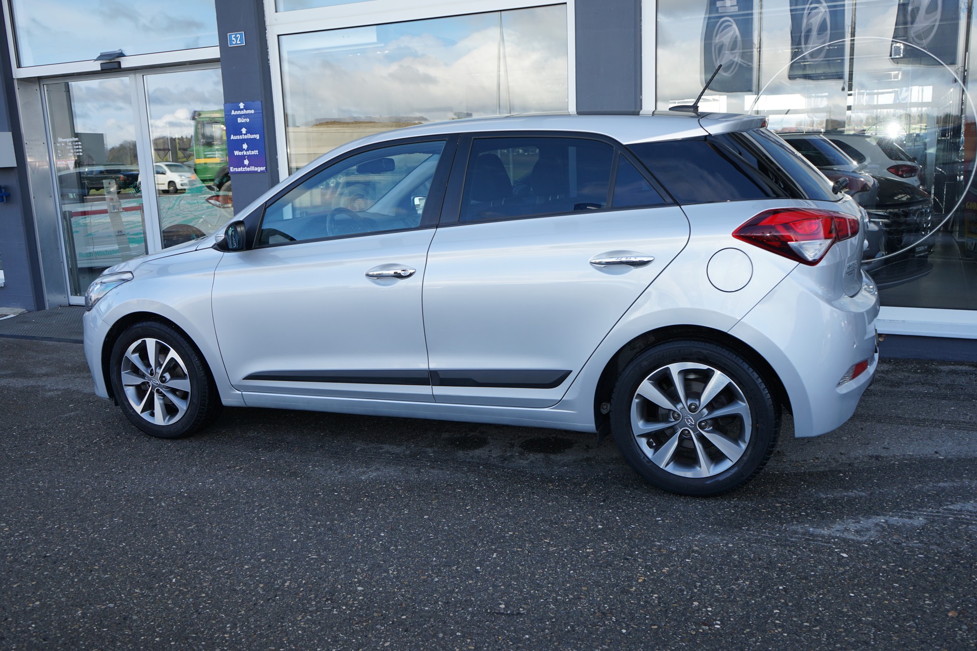 HYUNDAI i20 1.4 Vertex Automatic-image-6