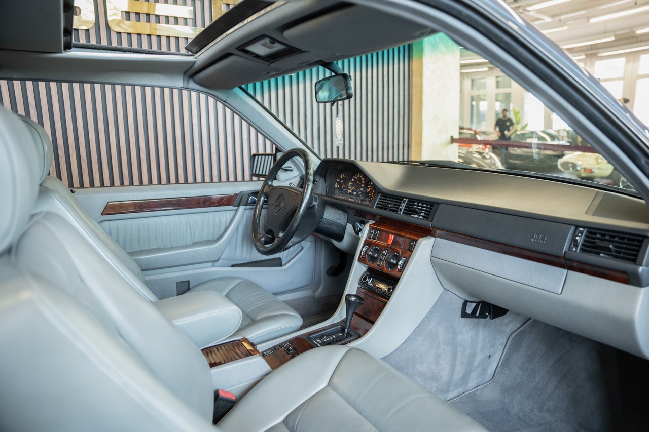 MERCEDES-BENZ 300 CE-image-14