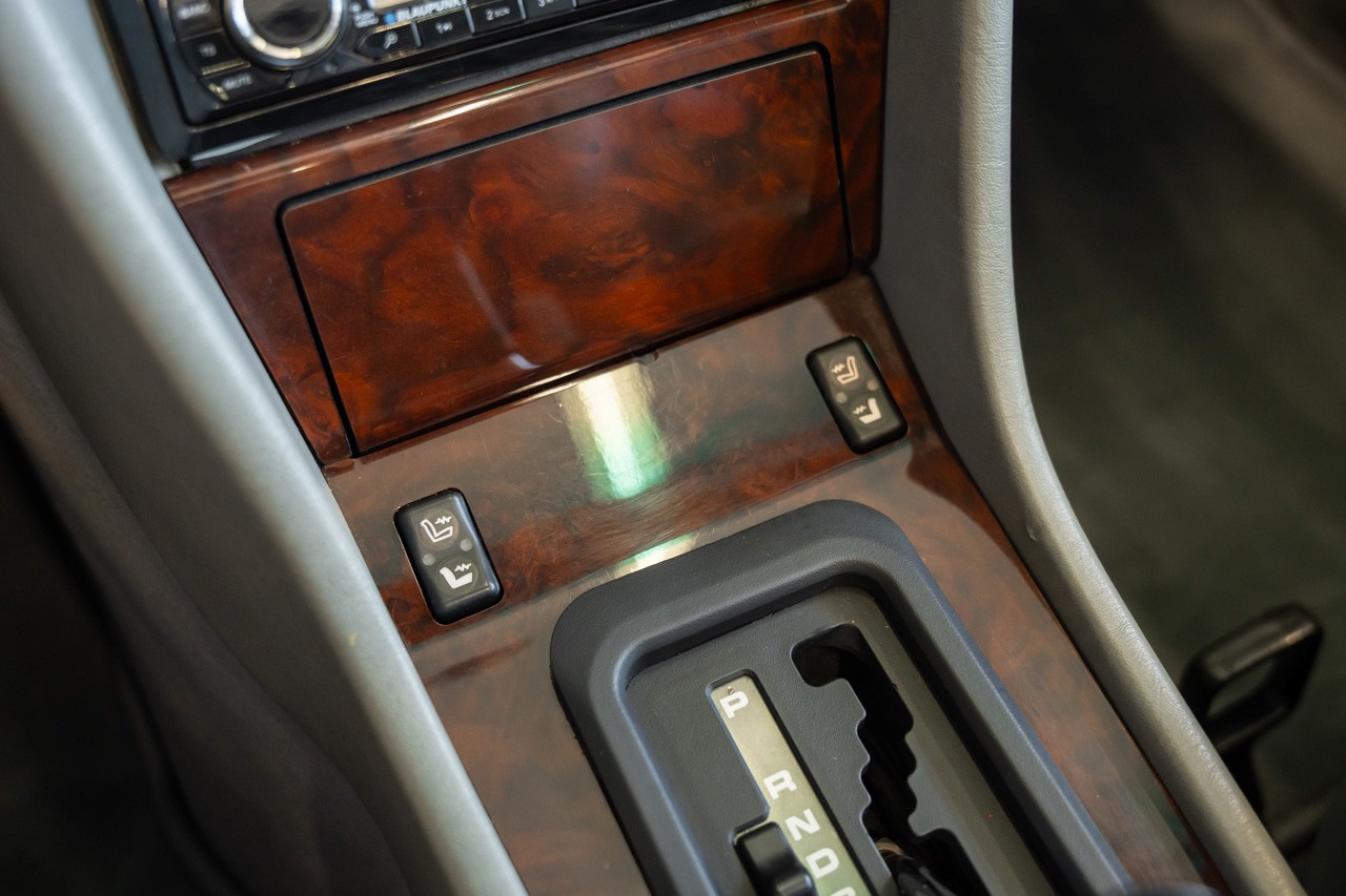 MERCEDES-BENZ 300 CE-image-24