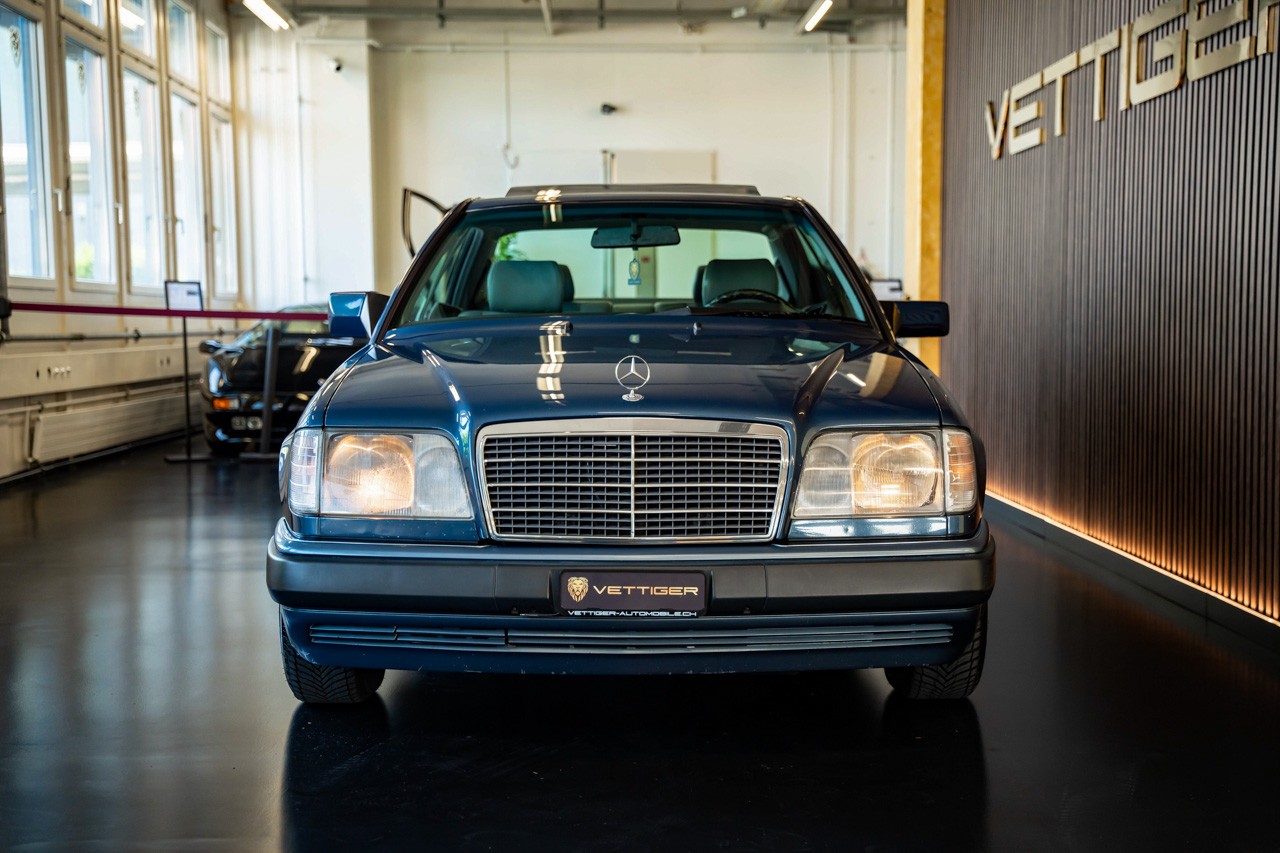 MERCEDES-BENZ 300 CE-showroom-element-1