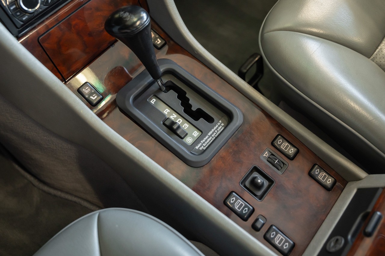 MERCEDES-BENZ 300 CE-image-23