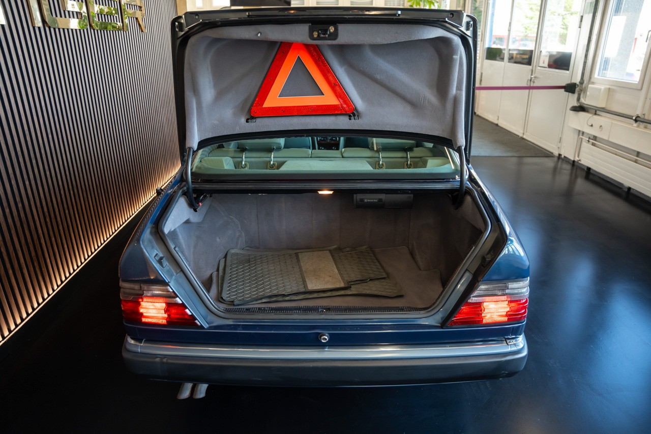 MERCEDES-BENZ 300 CE-image-5
