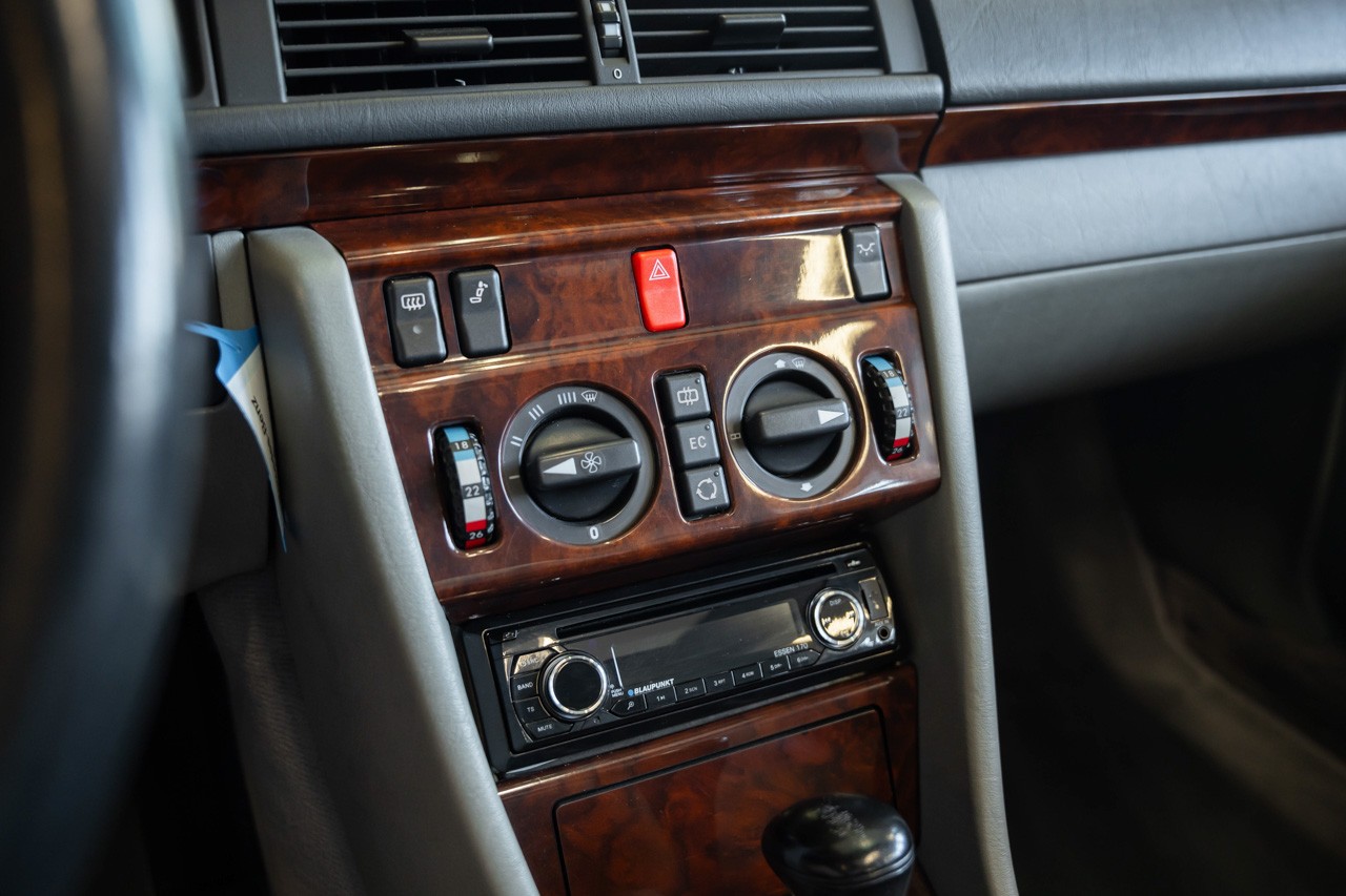 MERCEDES-BENZ 300 CE-image-19