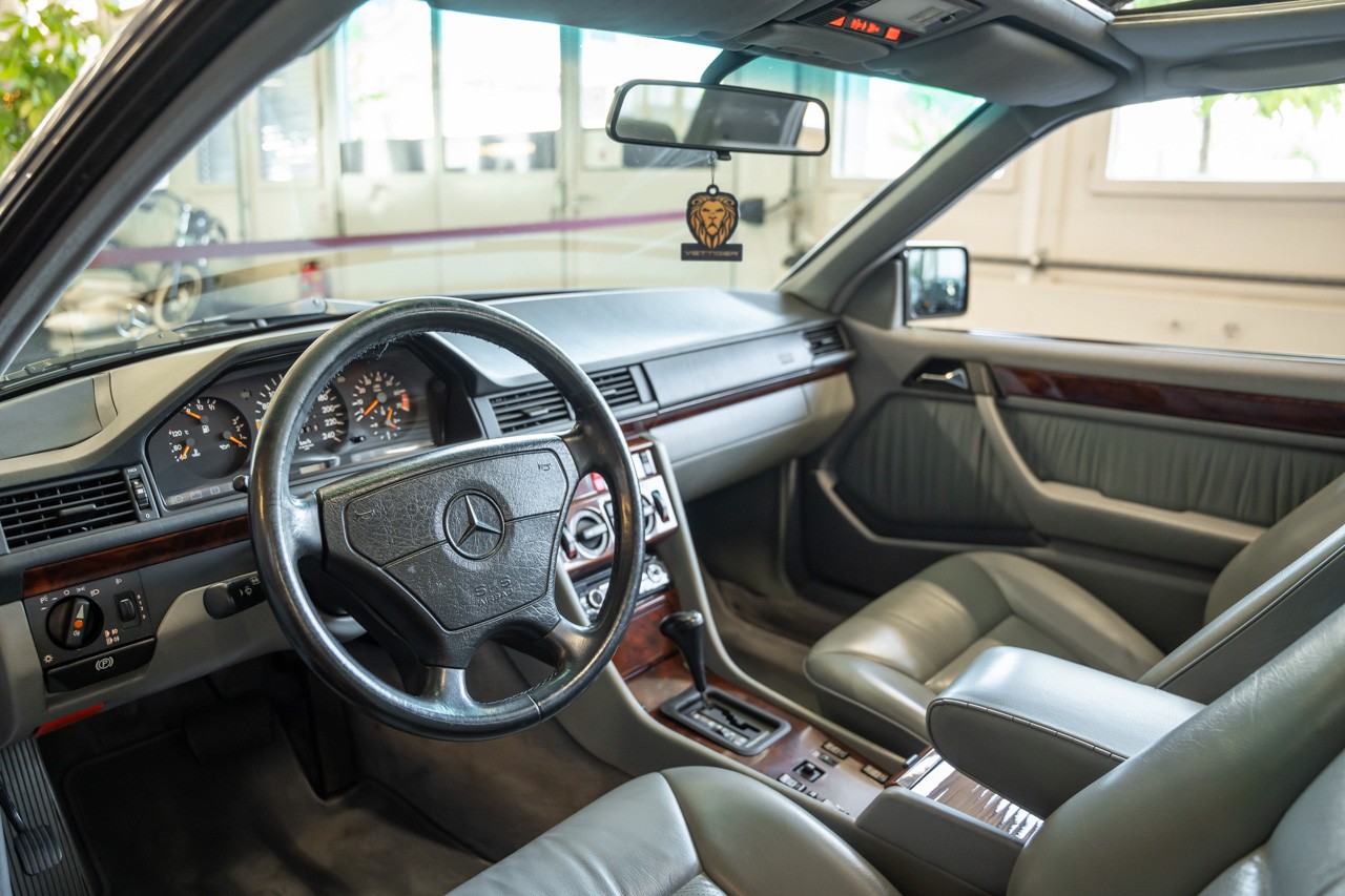 MERCEDES-BENZ 300 CE-image-12