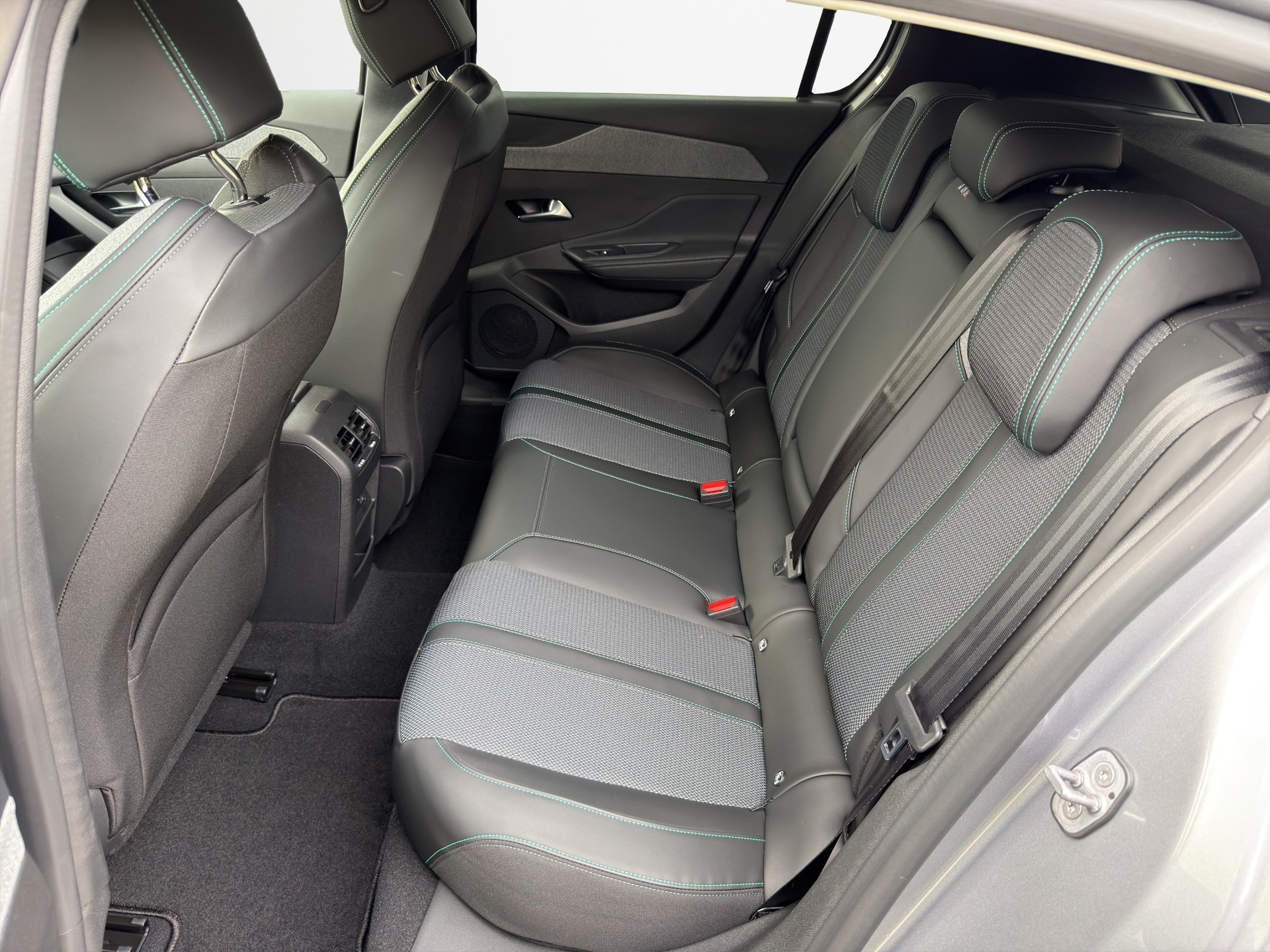 PEUGEOT 308 1.2 Pure Tech Allure EAT8-image-8