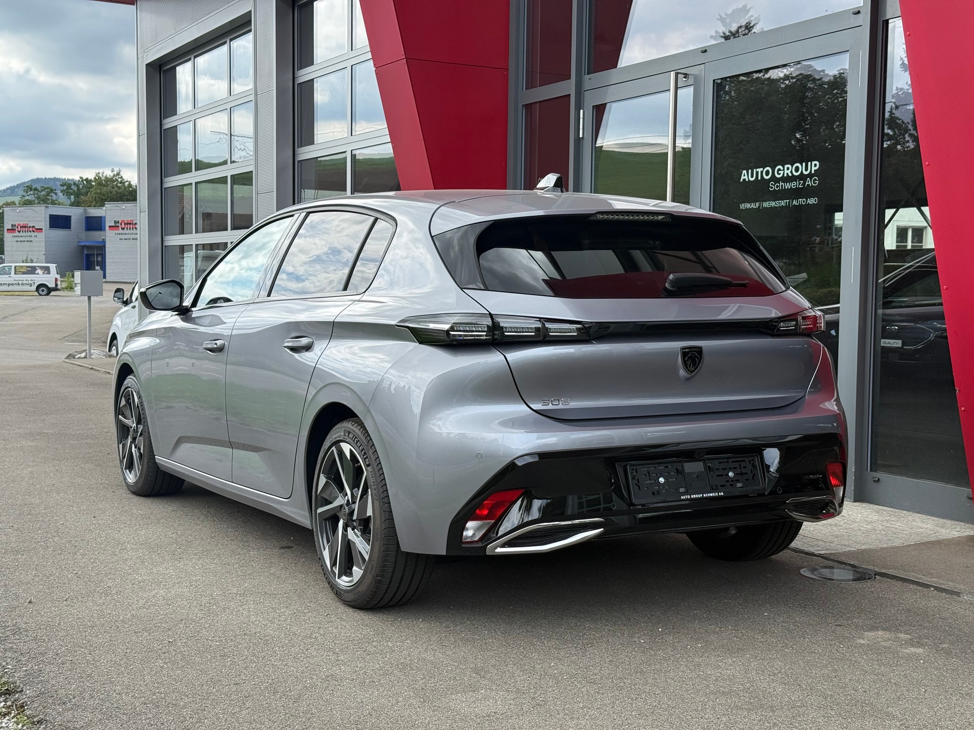 PEUGEOT 308 1.2 Pure Tech Allure EAT8 LEASING AB 308.87 CHF / MONAT-showroom-element-2