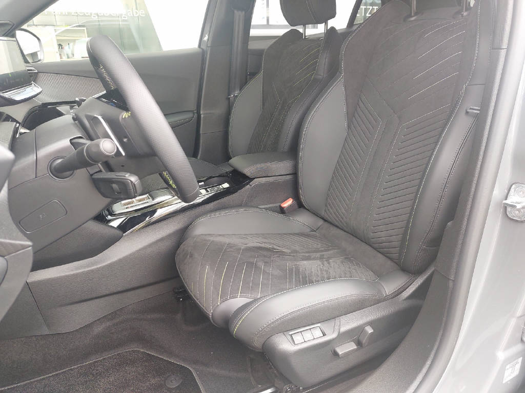 PEUGEOT 2008 1.2 Hybrid 145 GT-image-4