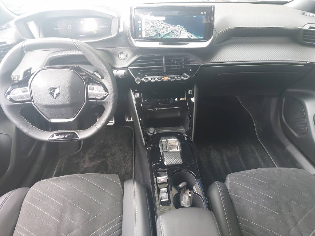 PEUGEOT 2008 1.2 Hybrid 145 GT-image-6
