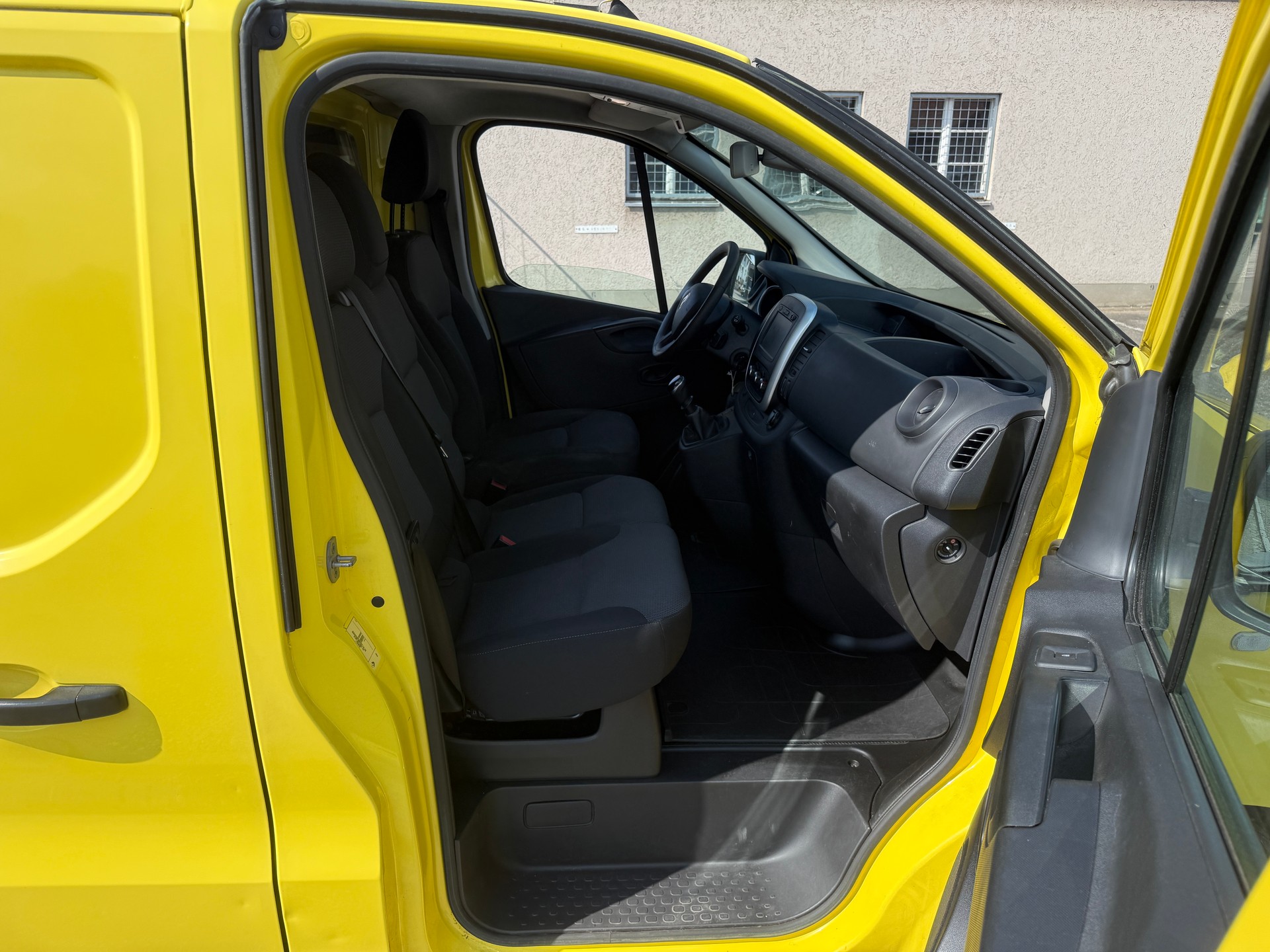 RENAULT Trafic 2.0 ENERGY dCi145 3.0t Business L1H1-image-9