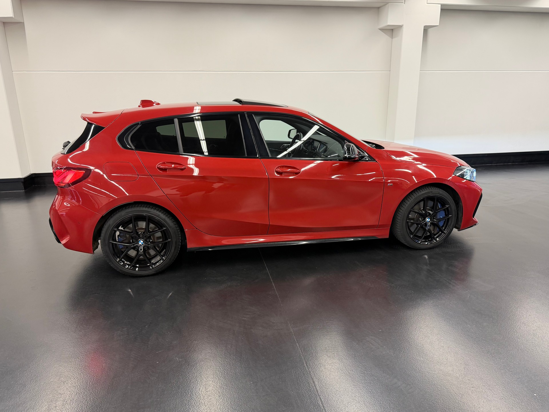 BMW M135i xDrive Steptronic-image-3