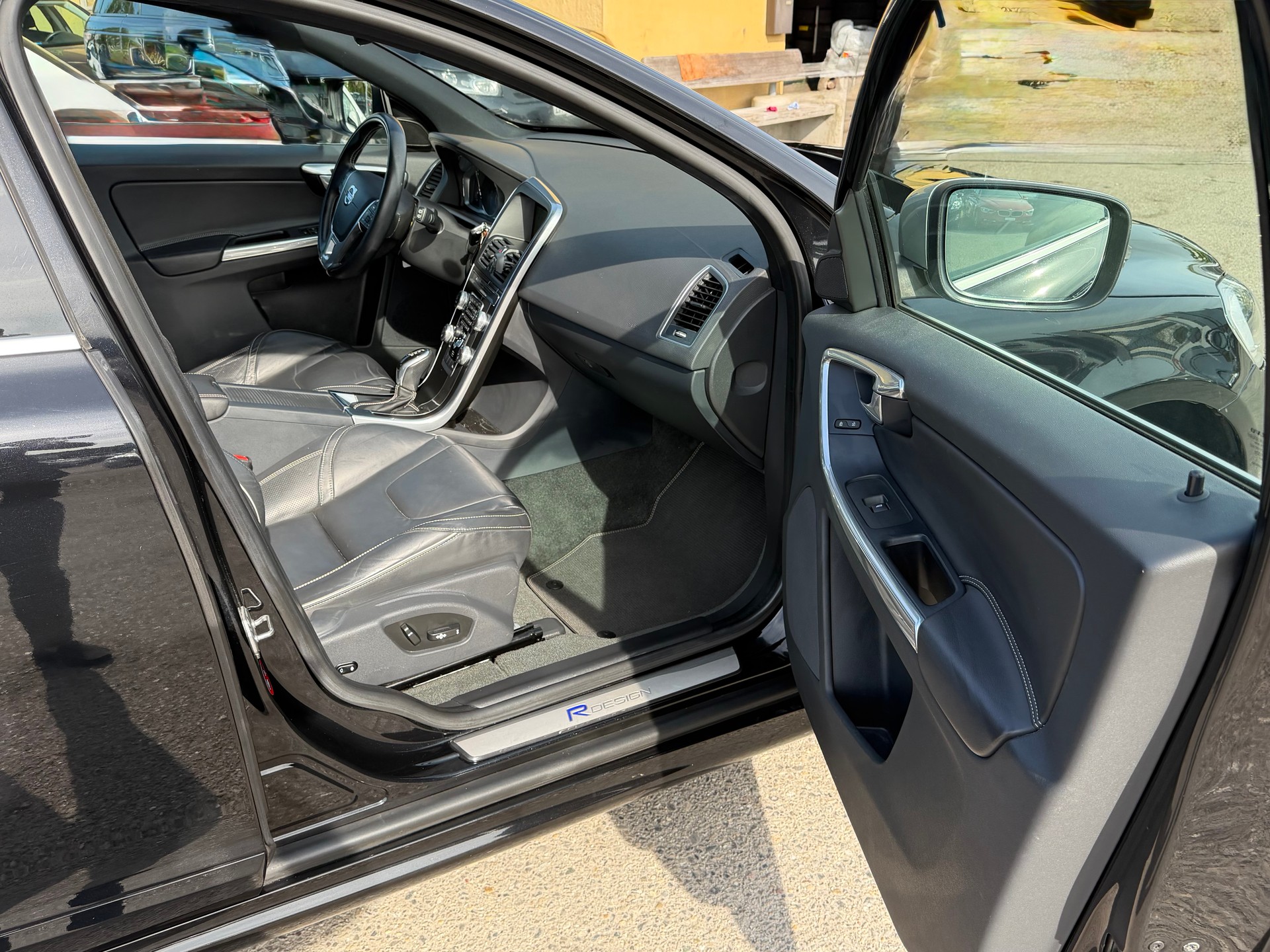 VOLVO XC60 D5 AWD Summum R-Design Geartronic-image-8
