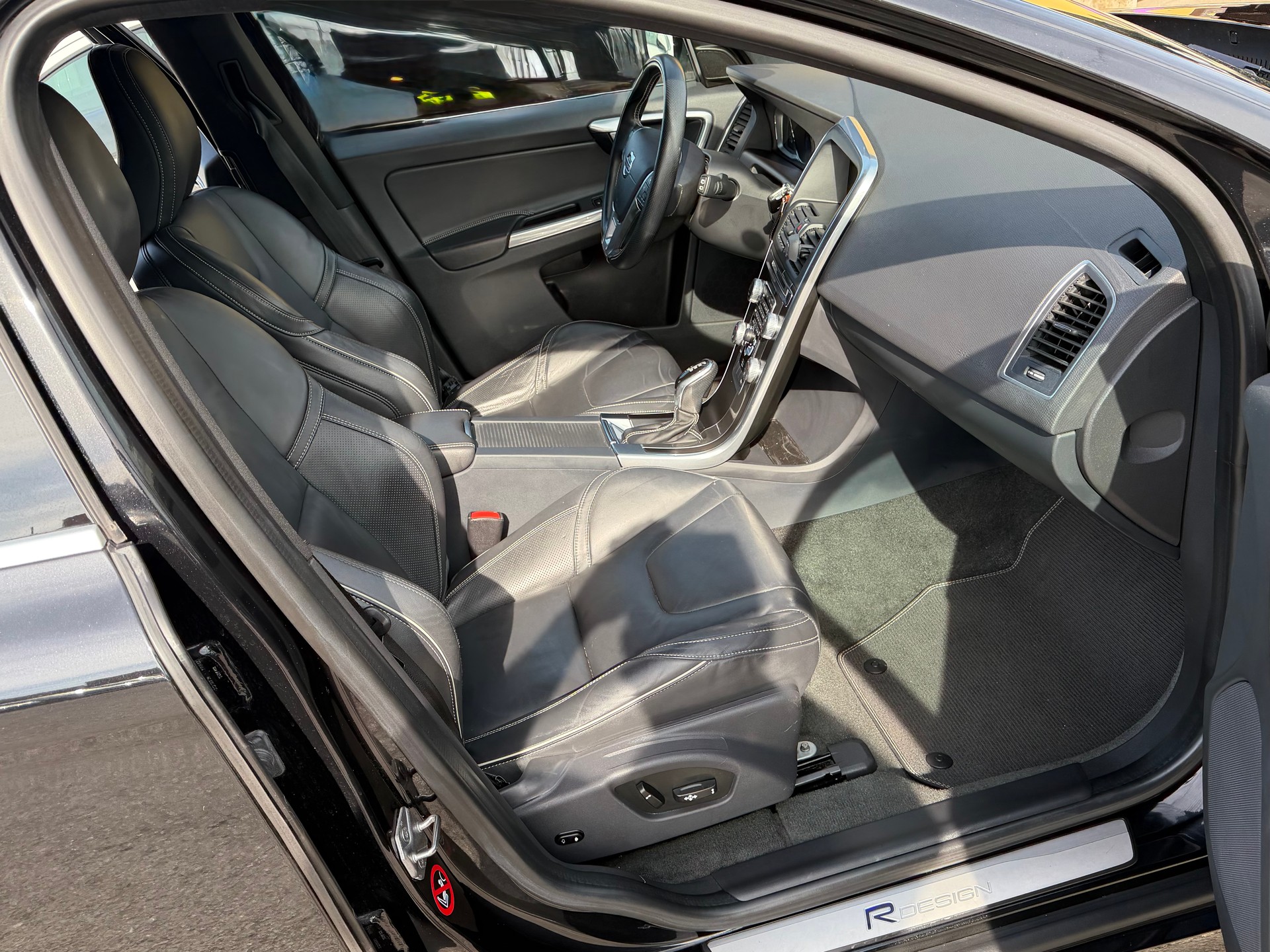 VOLVO XC60 D5 AWD Summum R-Design Geartronic-image-9