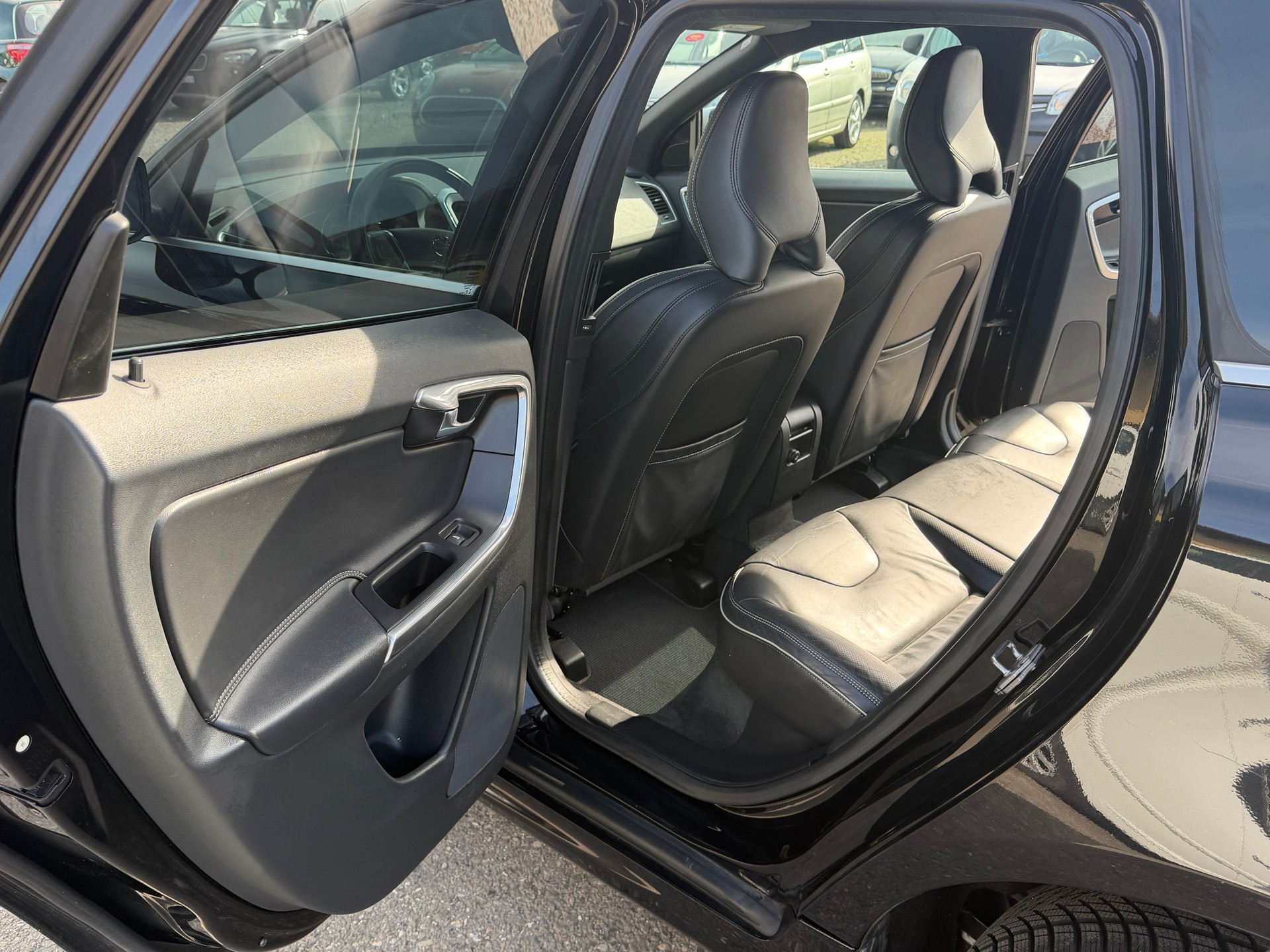 VOLVO XC60 D5 AWD Summum R-Design Geartronic-image-7