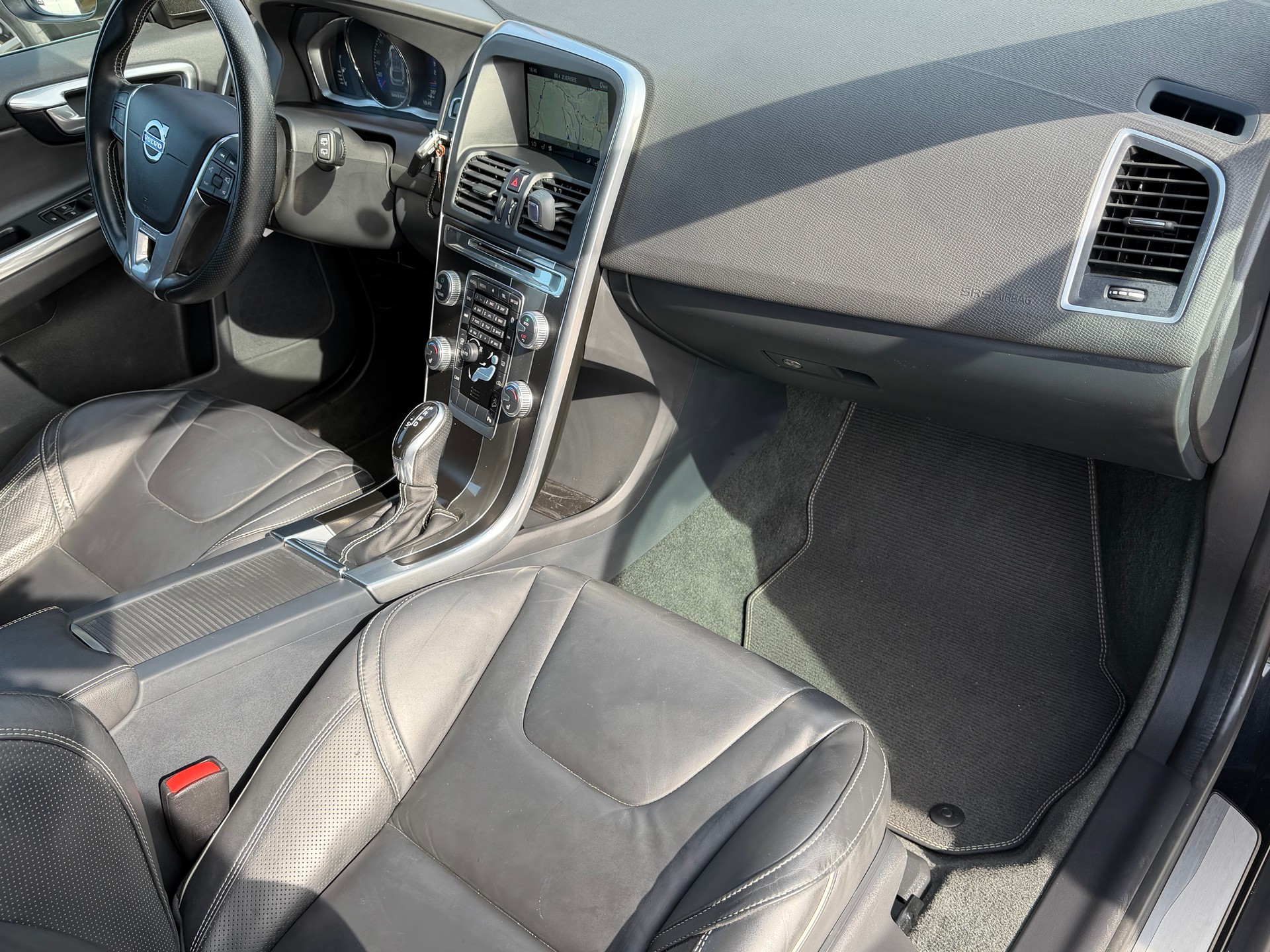 VOLVO XC60 D5 AWD Summum R-Design Geartronic-image-10