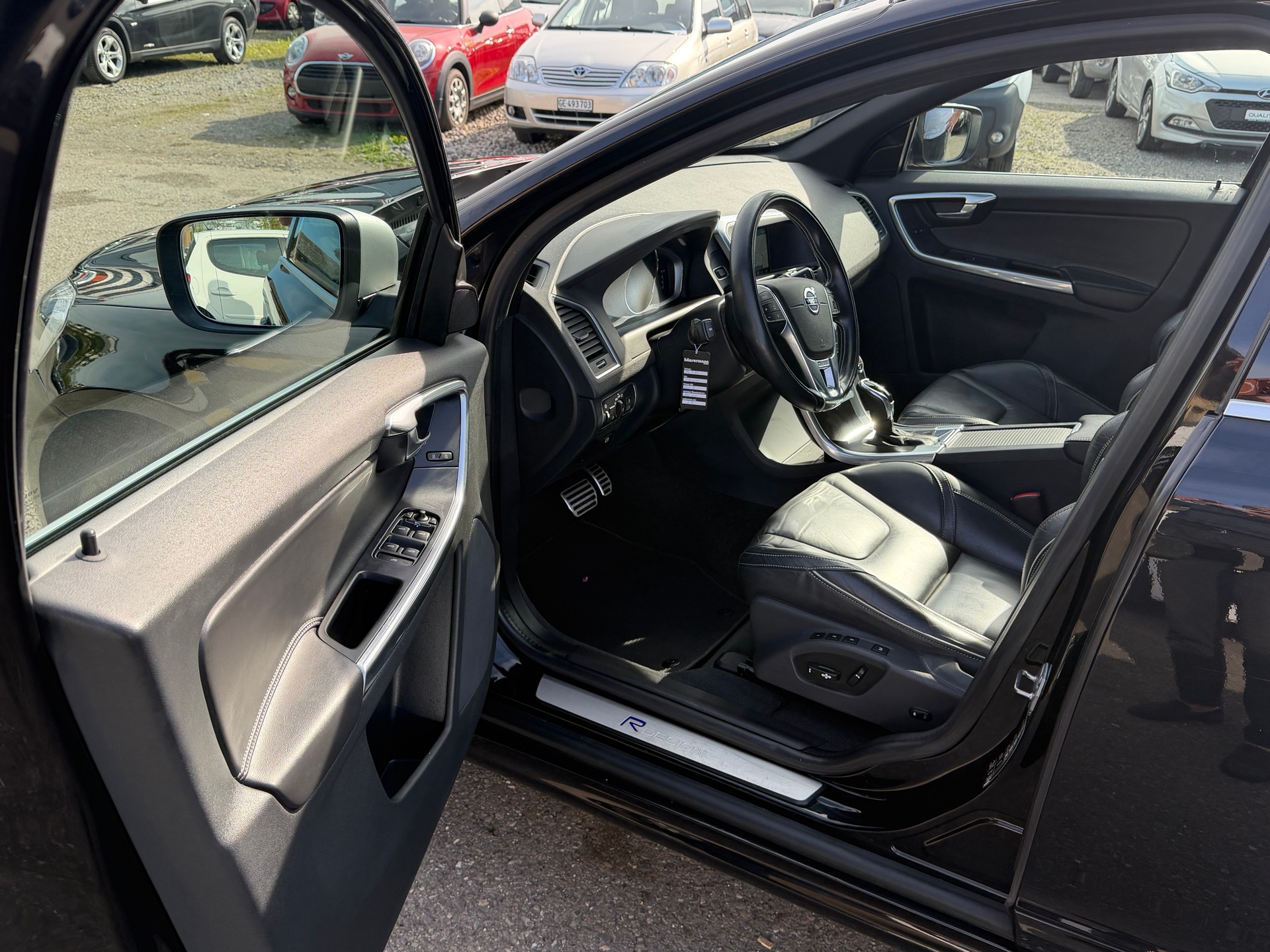 VOLVO XC60 D5 AWD Summum R-Design Geartronic-image-28
