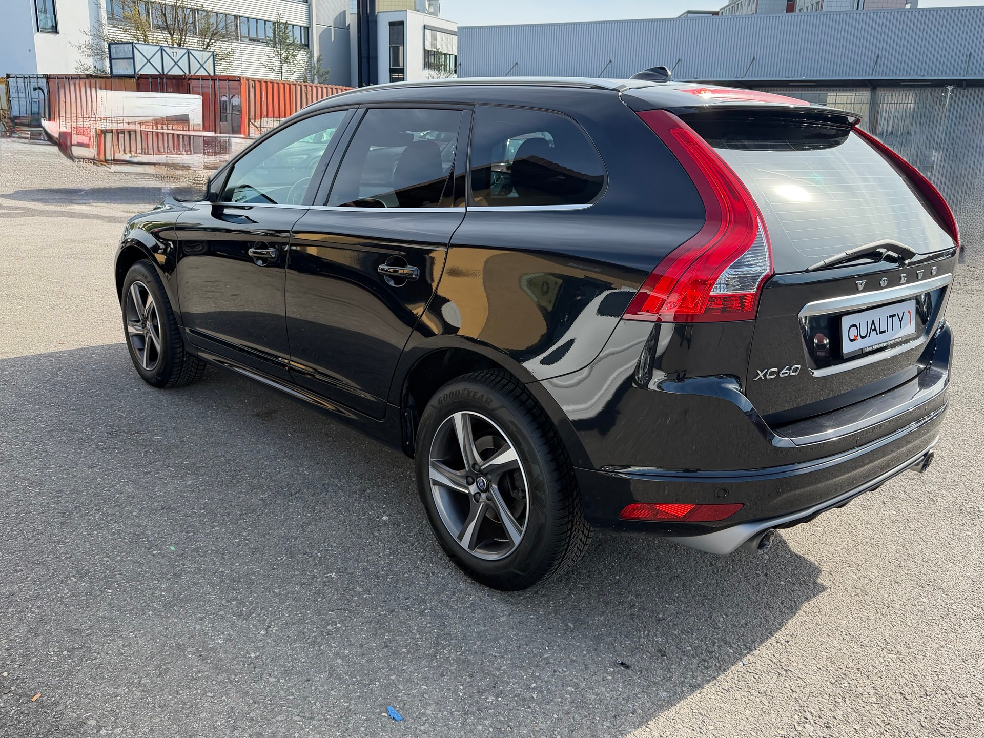 VOLVO XC60 D5 AWD Summum R-Design Geartronic-image-15
