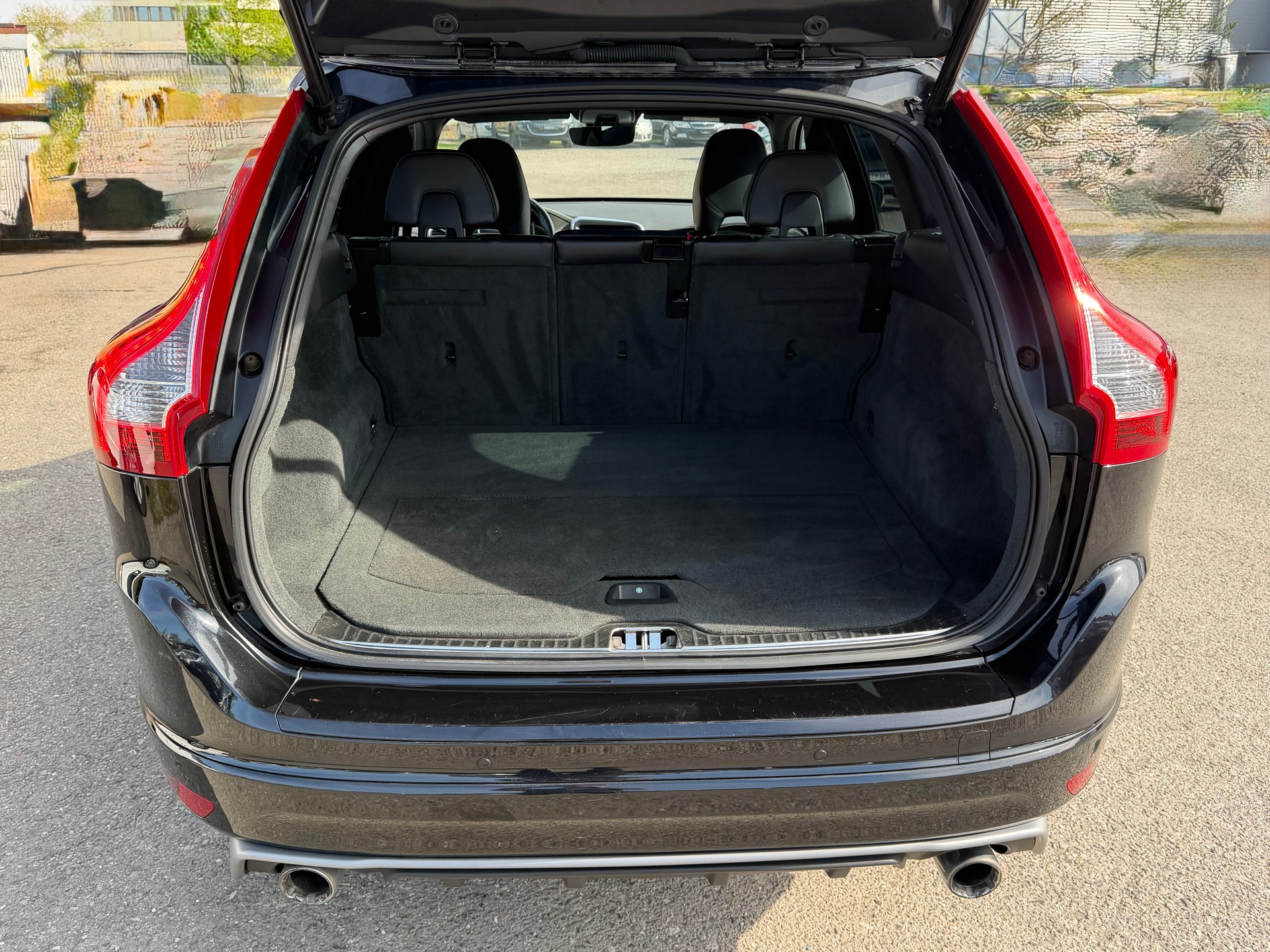 VOLVO XC60 D5 AWD Summum R-Design Geartronic-image-17