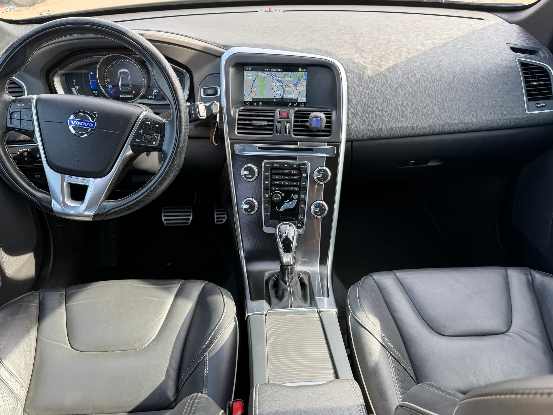 VOLVO XC60 D5 AWD Summum R-Design Geartronic-image-11