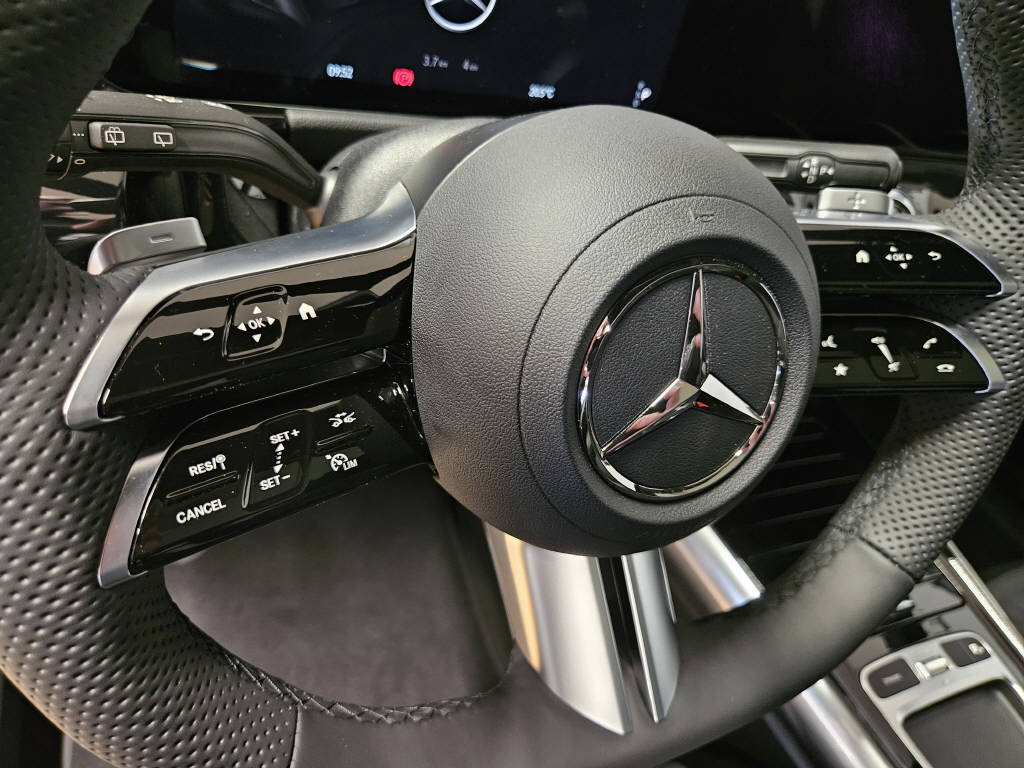 MERCEDES-BENZ GLA 220 d 4Matic AMG Line Swiss Star-image-8