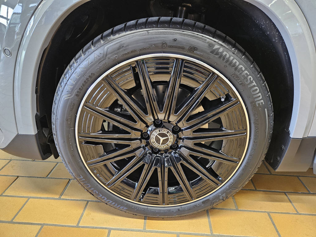 MERCEDES-BENZ GLA 220 d 4Matic AMG Line Swiss Star-image-16