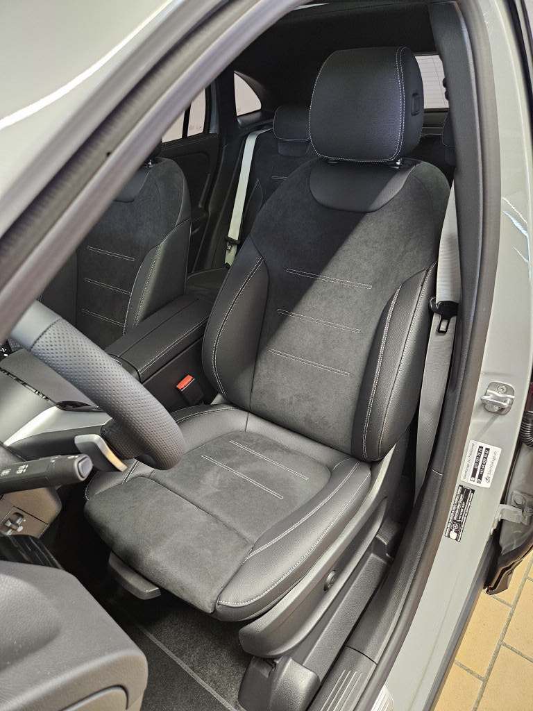 MERCEDES-BENZ GLA 220 d 4Matic AMG Line Swiss Star-image-4