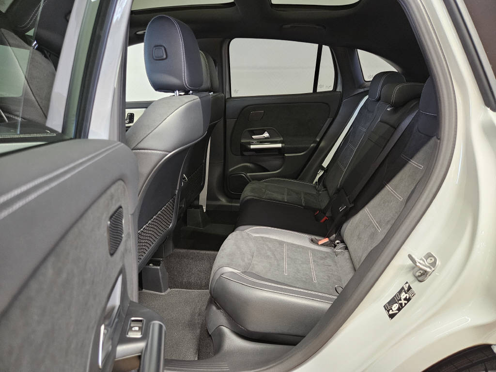 MERCEDES-BENZ GLA 220 d 4Matic AMG Line Swiss Star-image-12