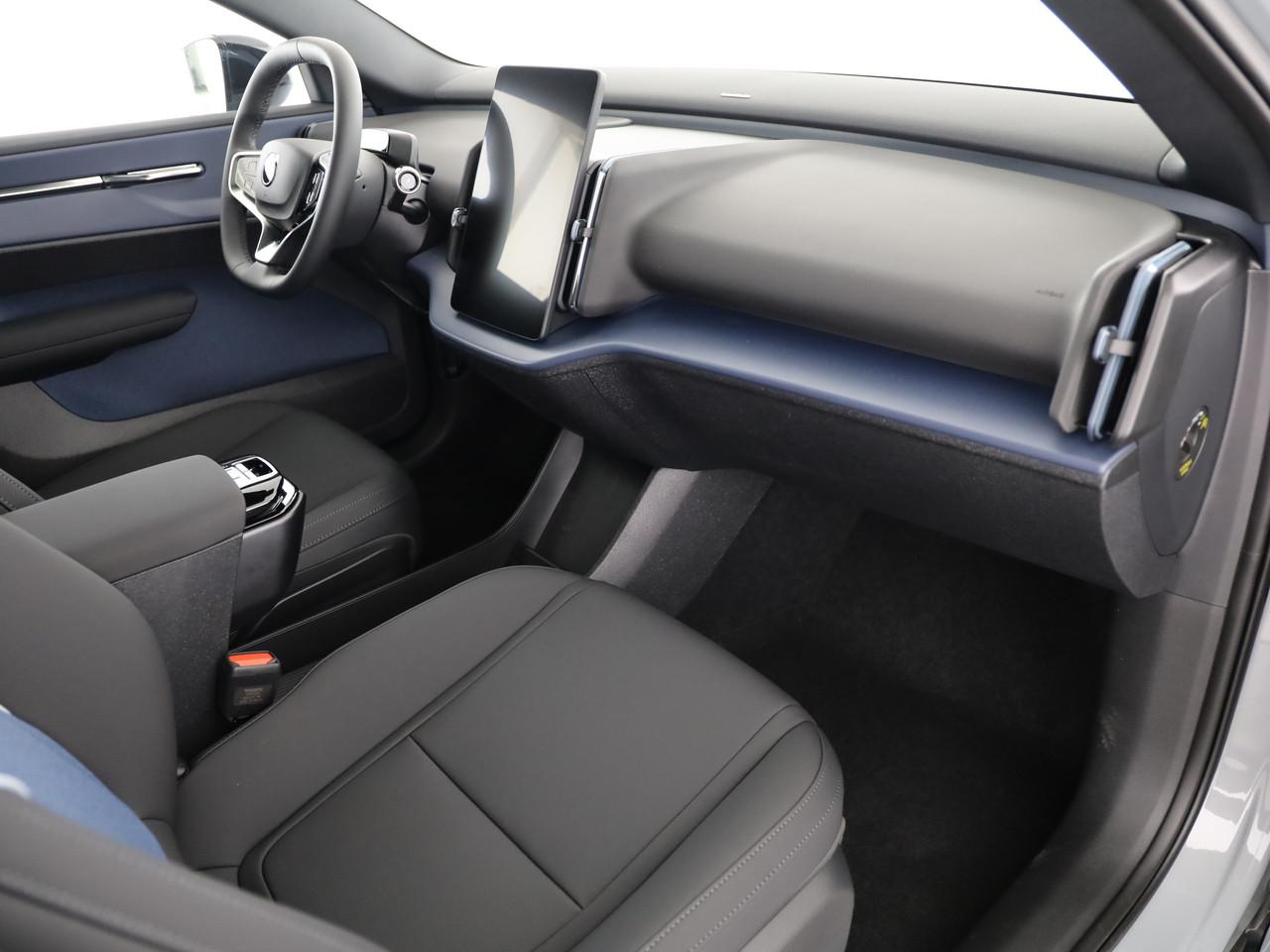 VOLVO EX30 P5 Longe Range Ultra-image-8