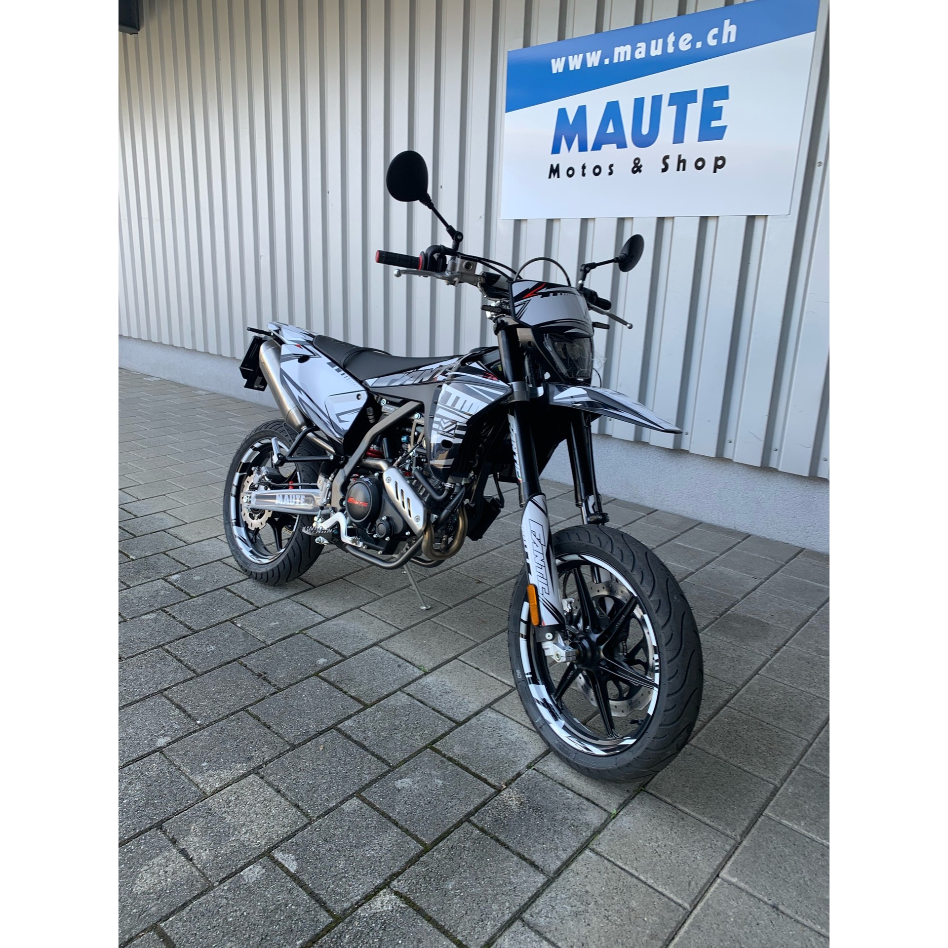 FANTIC XMF 125 Motard Performance-image-2