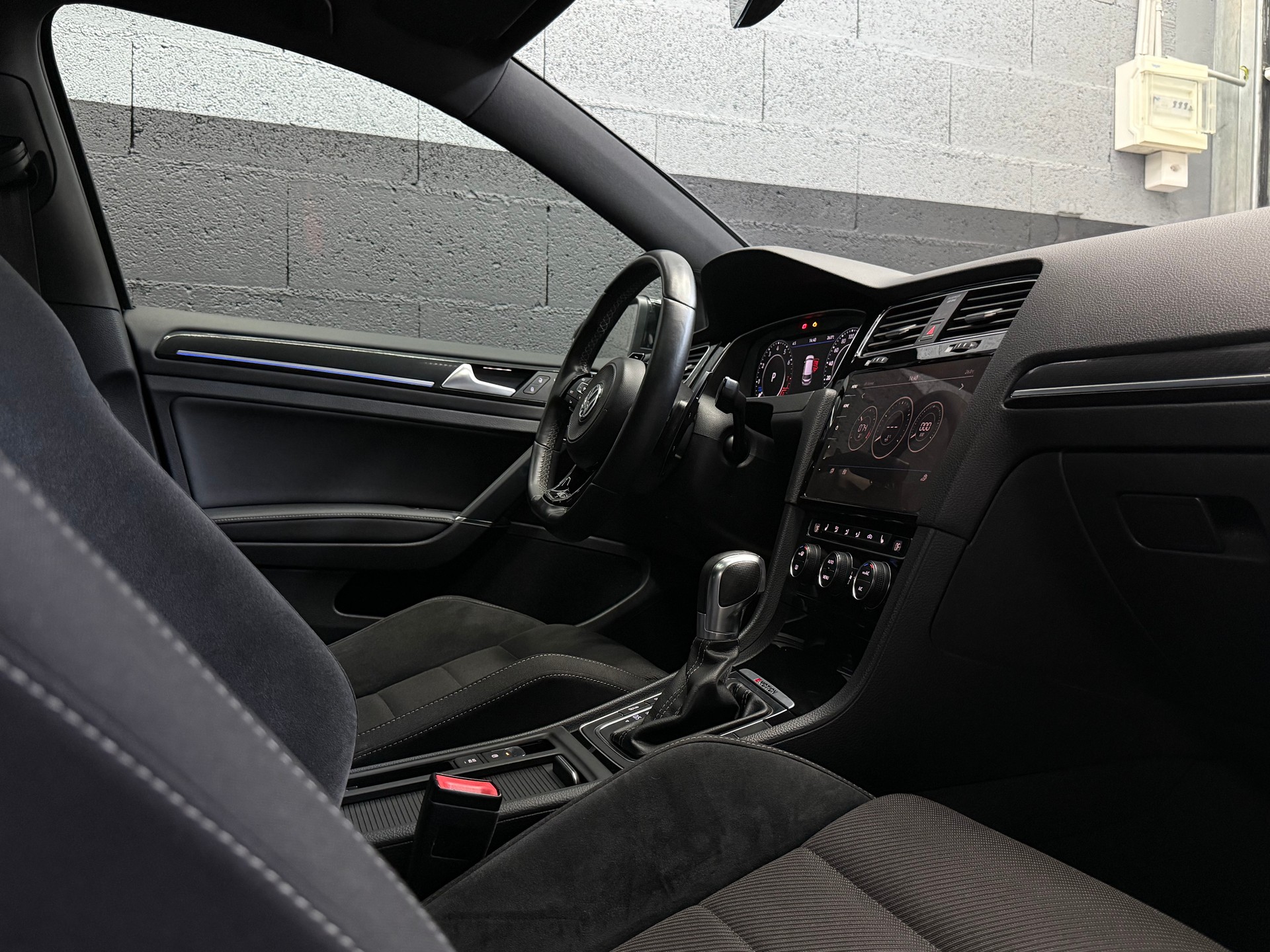 VW Golf 2.0 TSI R 4Motion DSG-image-8