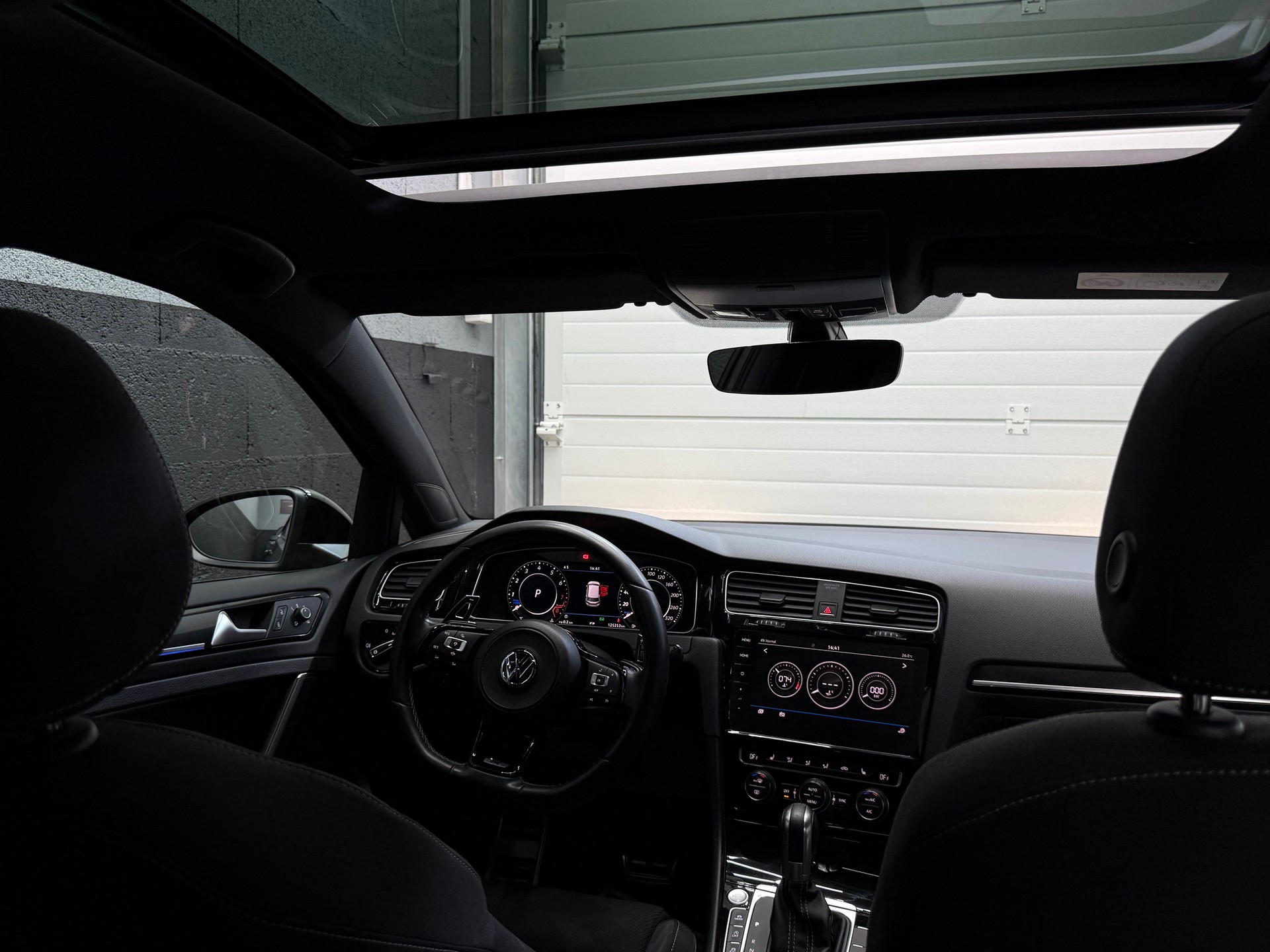 VW Golf 2.0 TSI R 4Motion DSG-image-11