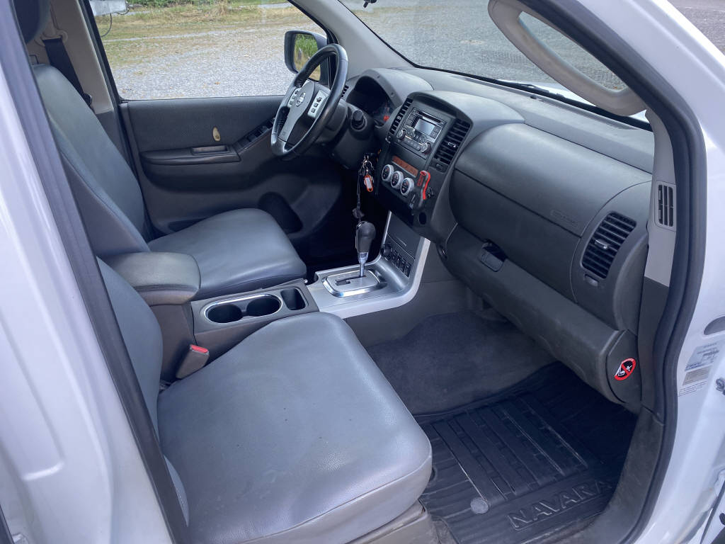 NISSAN Navara 2.5 dCi Double Cab SE-image-9